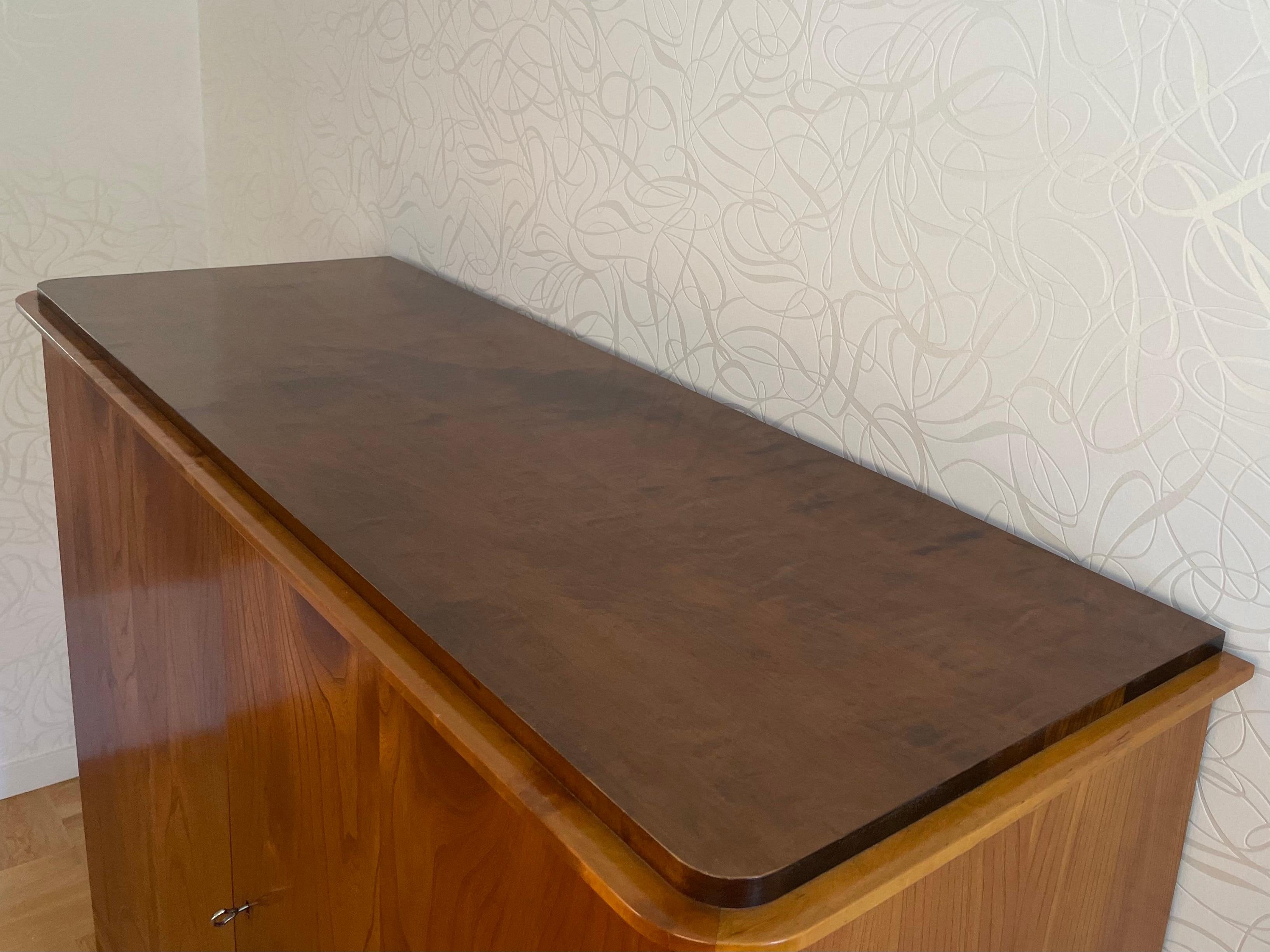 Schwedischer Grace Masur-Schrank aus Birke mit Intarsien, Carl Bergsten zugeschrieben 1920er und 1930er Jahre (Skandinavische Moderne) im Angebot