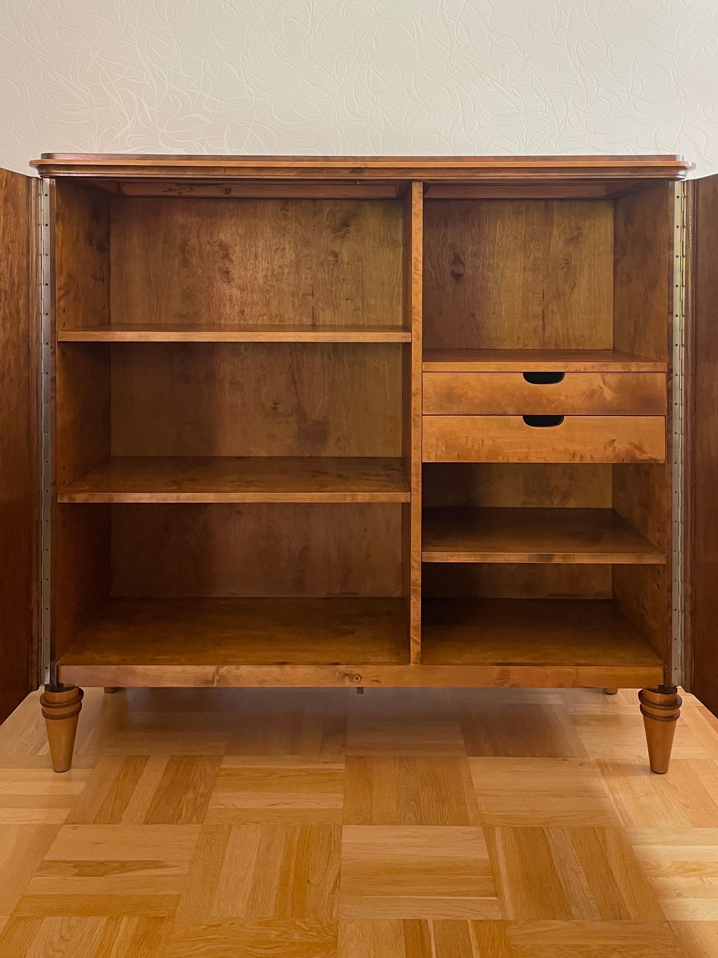 Schwedischer Grace Masur-Schrank aus Birke mit Intarsien, Carl Bergsten zugeschrieben 1920er und 1930er Jahre (Frühes 20. Jahrhundert) im Angebot