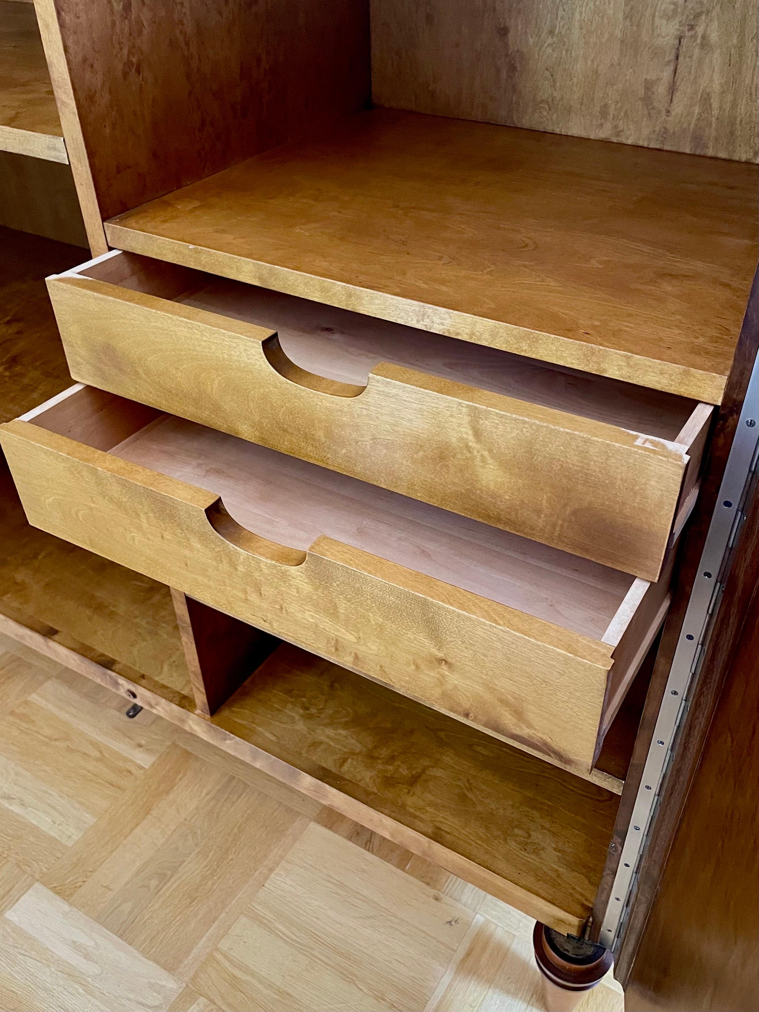 Schwedischer Grace Masur-Schrank aus Birke mit Intarsien, Carl Bergsten zugeschrieben 1920er und 1930er Jahre im Angebot 1