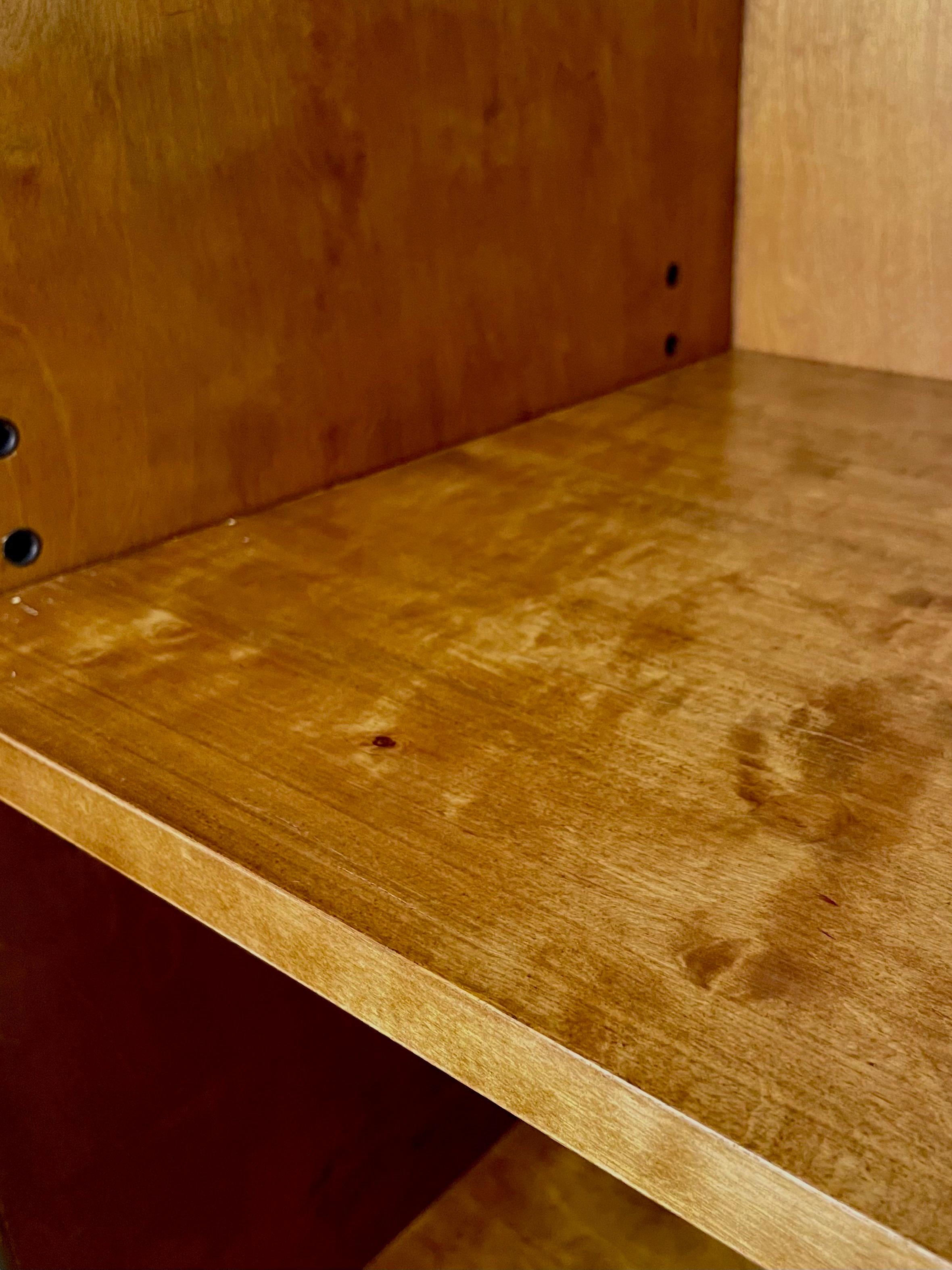 Schwedischer Grace Masur-Schrank aus Birke mit Intarsien, Carl Bergsten zugeschrieben 1920er und 1930er Jahre im Angebot 2