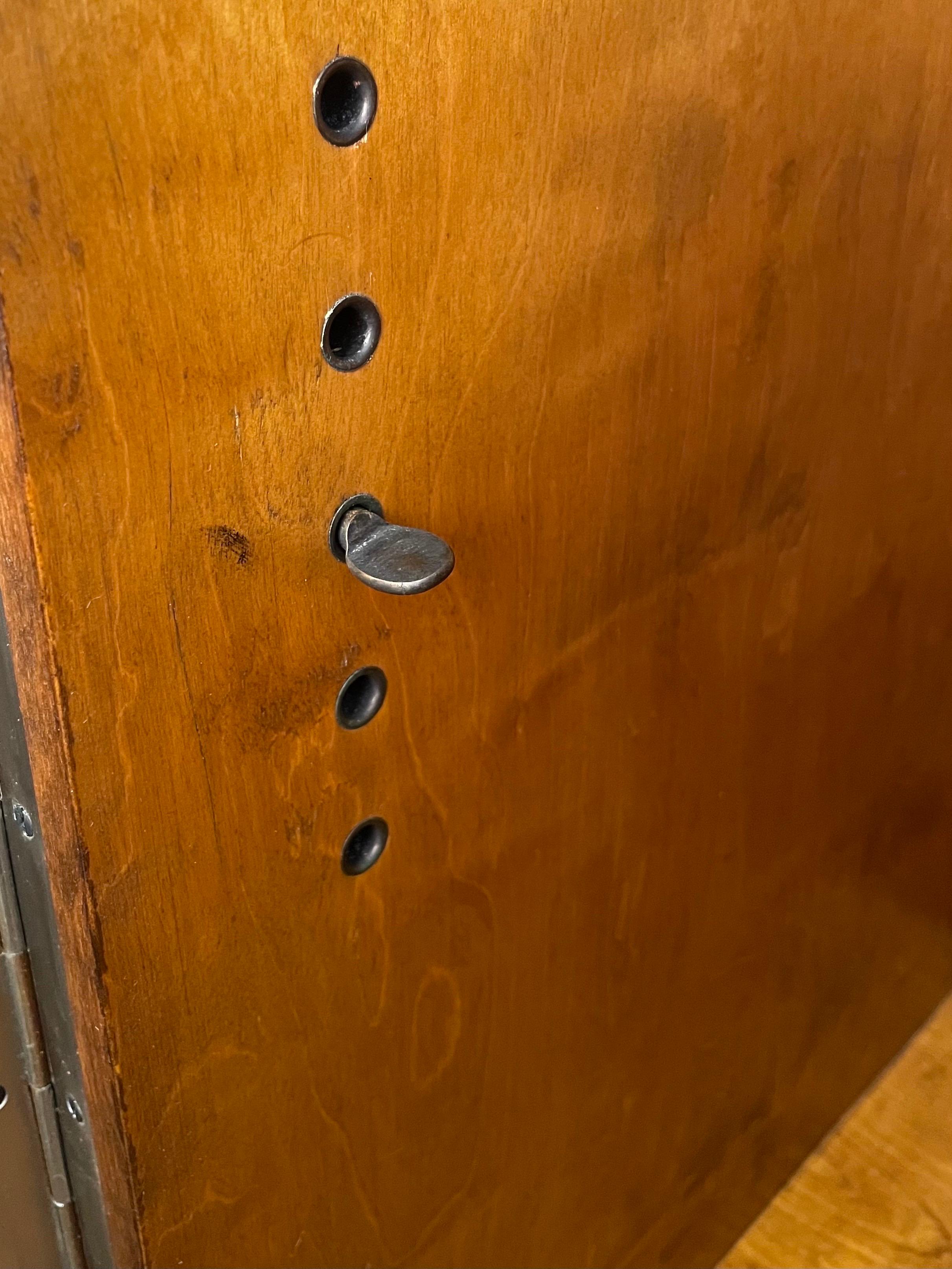 Schwedischer Grace Masur-Schrank aus Birke mit Intarsien, Carl Bergsten zugeschrieben 1920er und 1930er Jahre im Angebot 3