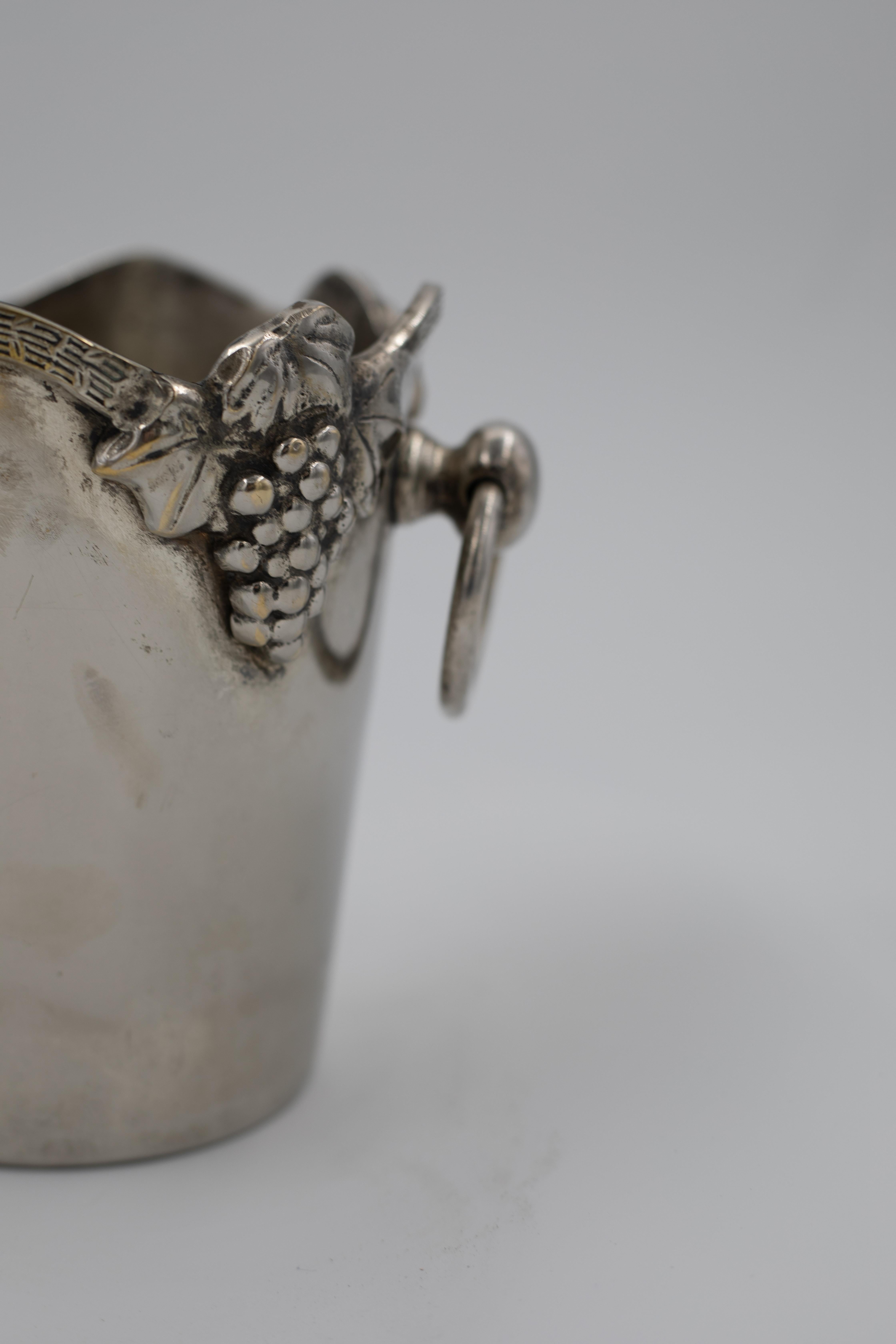1920er-1940er Jahre Versilberter Miniatur-Champagnerkübel mit Weintrauben- und Rebenmotiv im Zustand „Gut“ im Angebot in North Charleston, SC