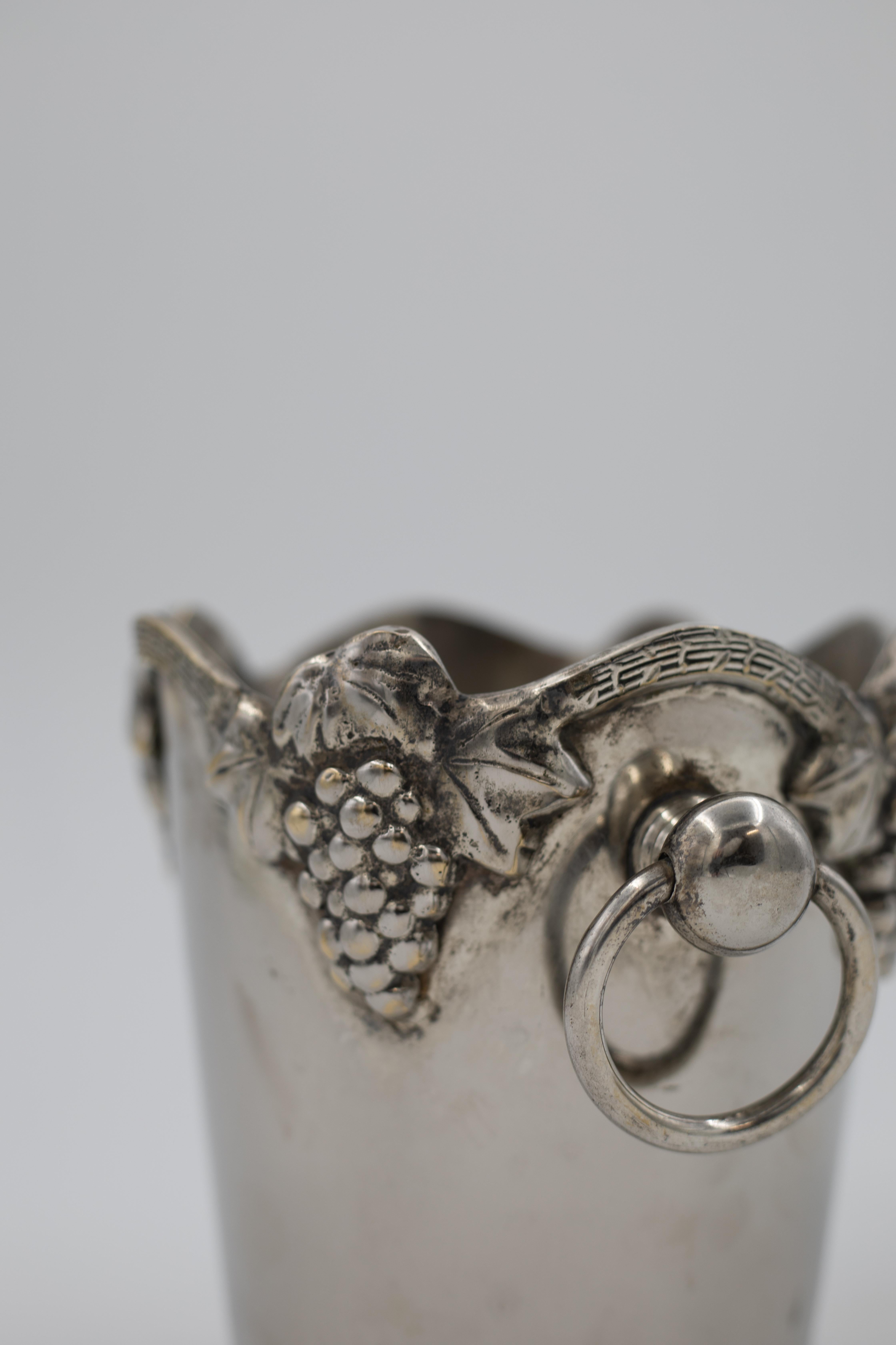 1920er-1940er Jahre Versilberter Miniatur-Champagnerkübel mit Weintrauben- und Rebenmotiv (20. Jahrhundert) im Angebot