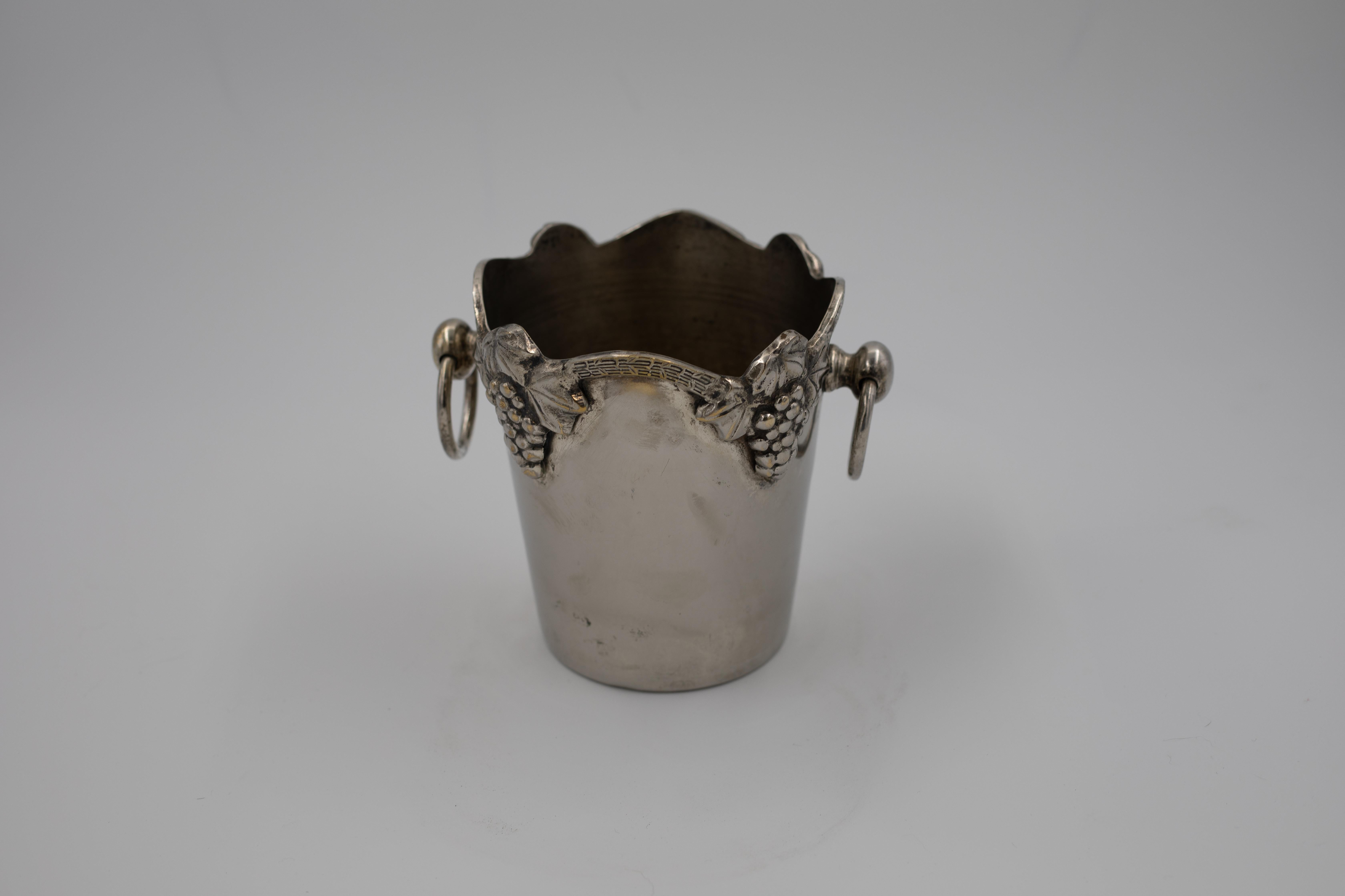 1920er-1940er Jahre Versilberter Miniatur-Champagnerkübel mit Weintrauben- und Rebenmotiv (Versilberung) im Angebot