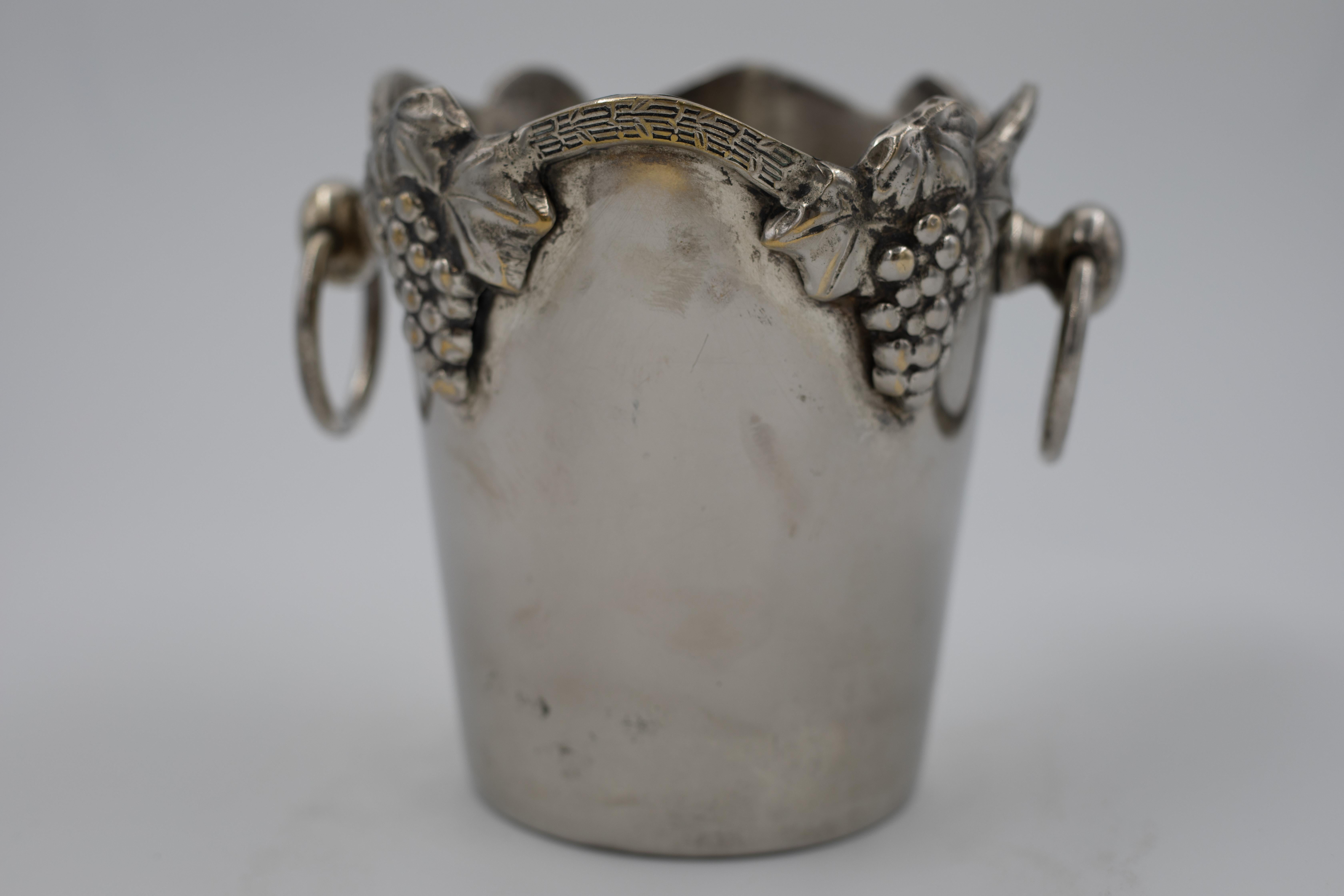 1920er-1940er Jahre Versilberter Miniatur-Champagnerkübel mit Weintrauben- und Rebenmotiv im Angebot 1