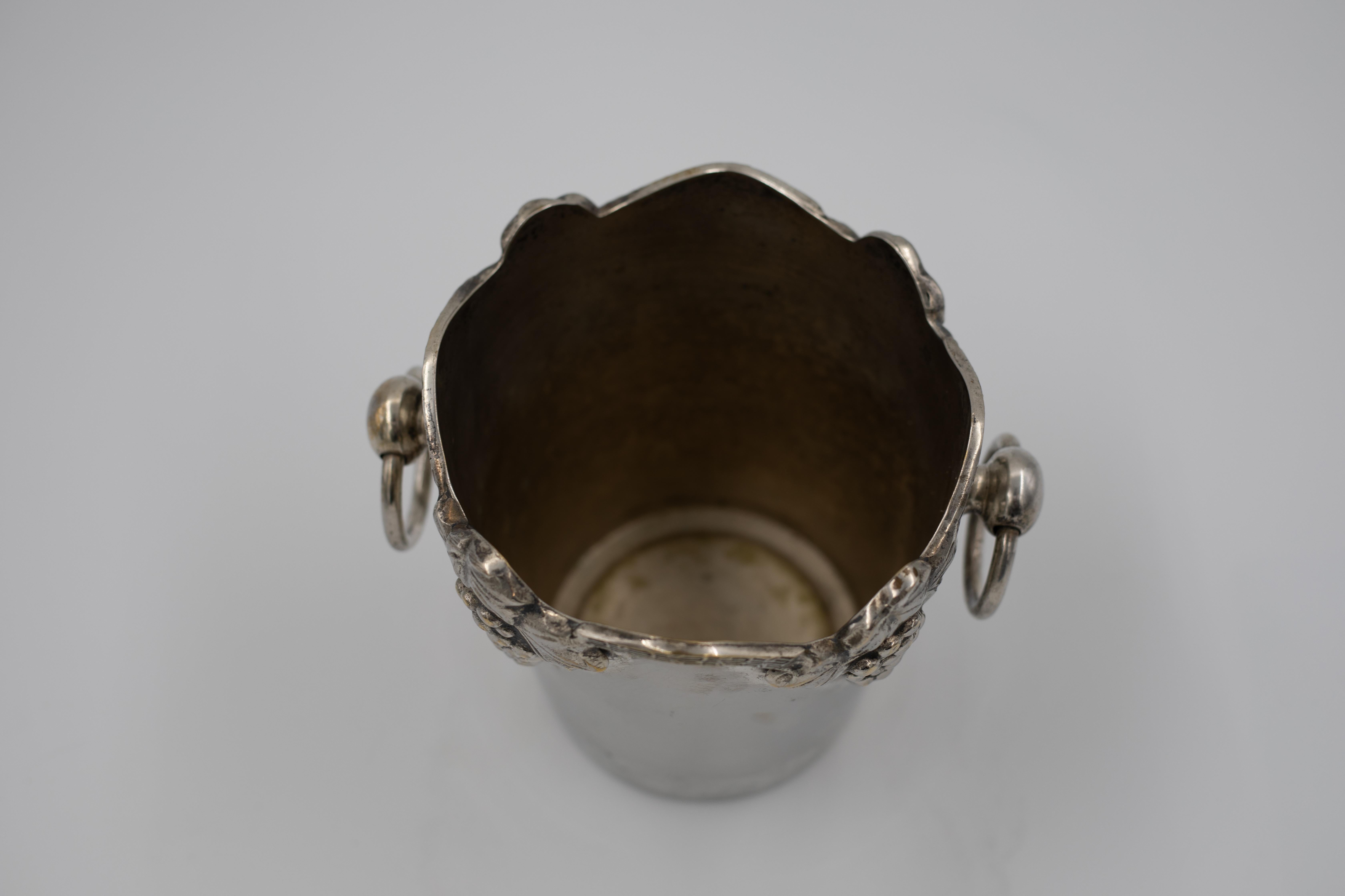 1920er-1940er Jahre Versilberter Miniatur-Champagnerkübel mit Weintrauben- und Rebenmotiv im Angebot 2