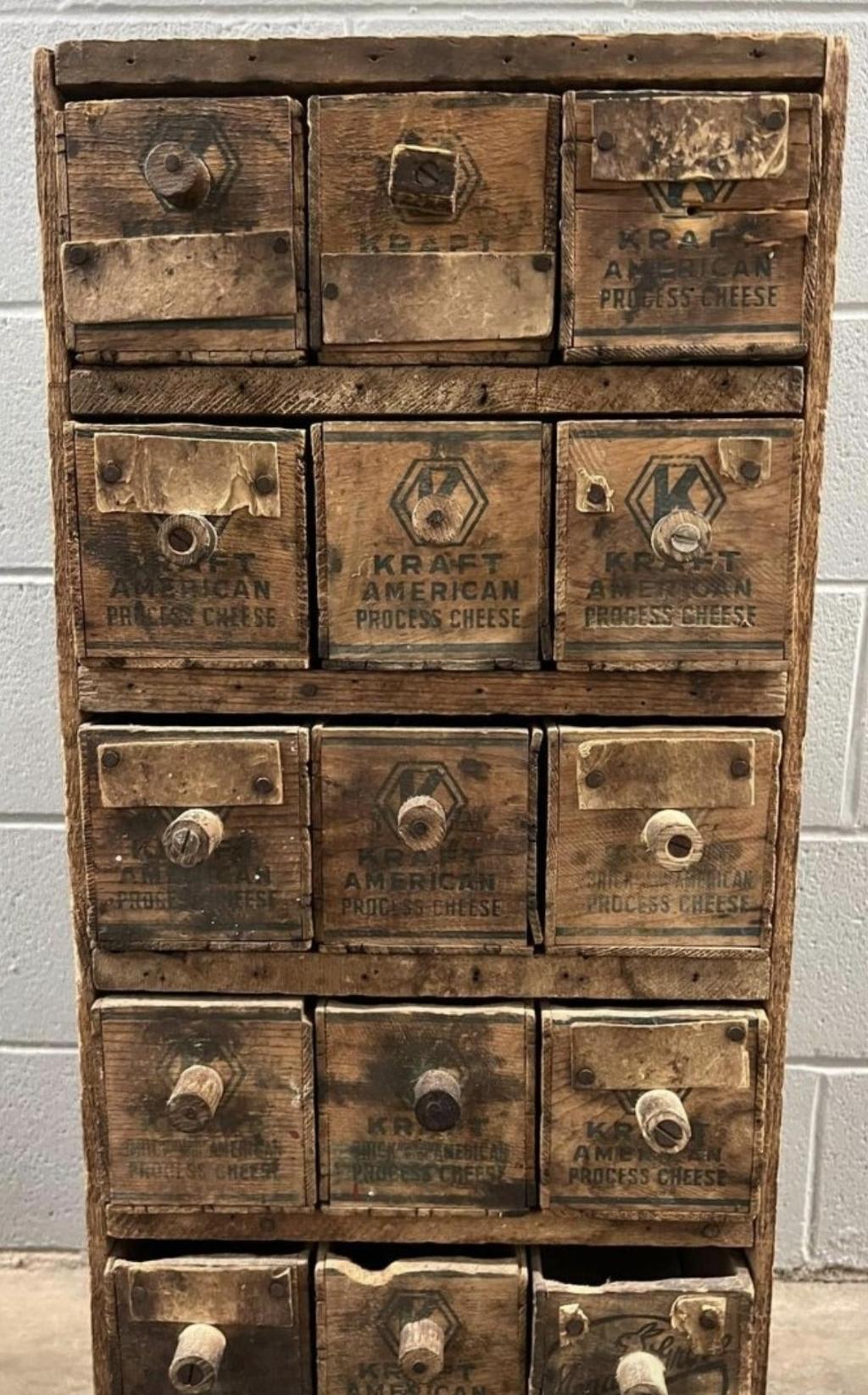 Cabinet d'apothicaire à 21 boîtes des années 1920 en vente 3