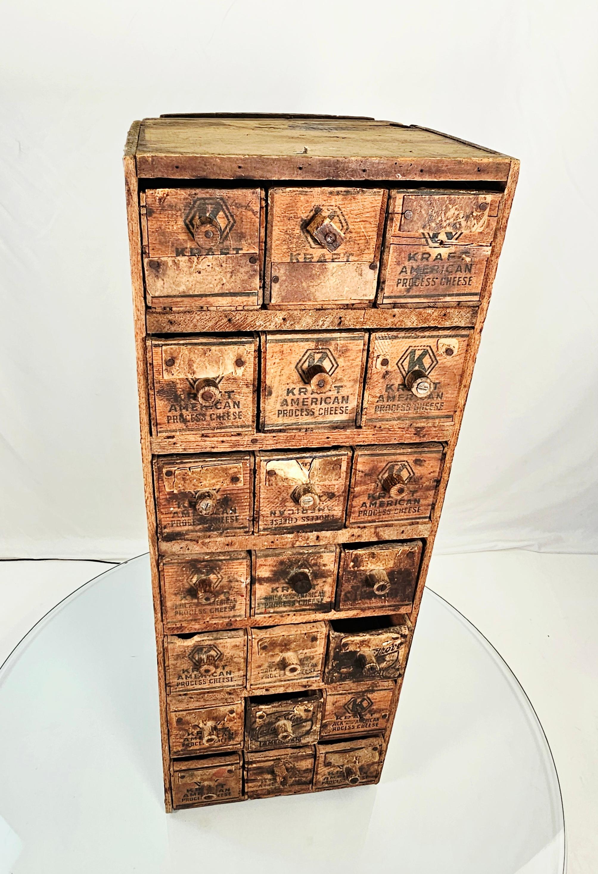 Cabinet d'apothicaire à 21 boîtes des années 1920 en vente 9
