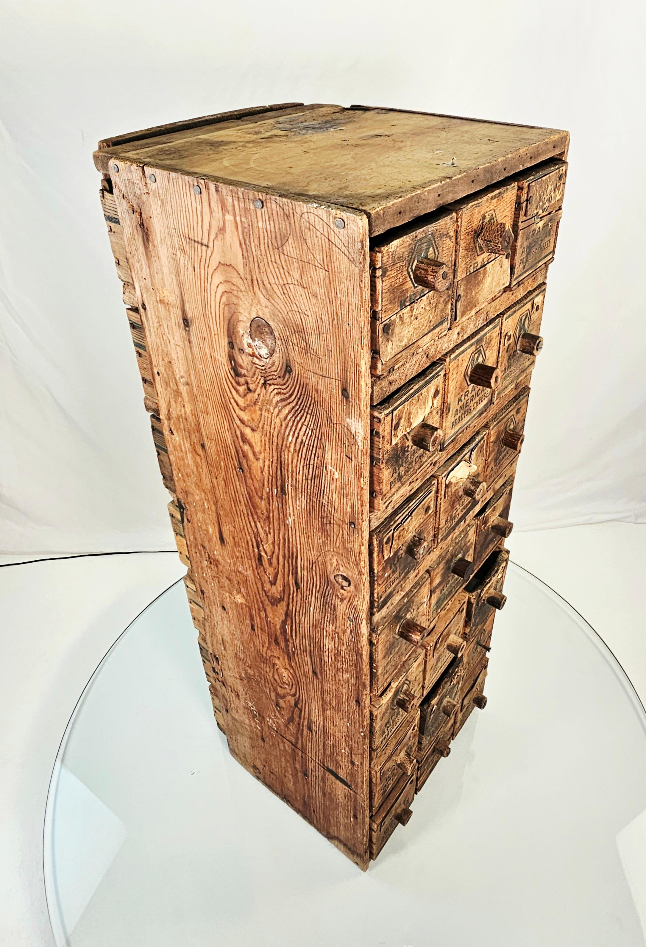 Cabinet d'apothicaire à 21 boîtes des années 1920 en vente 10