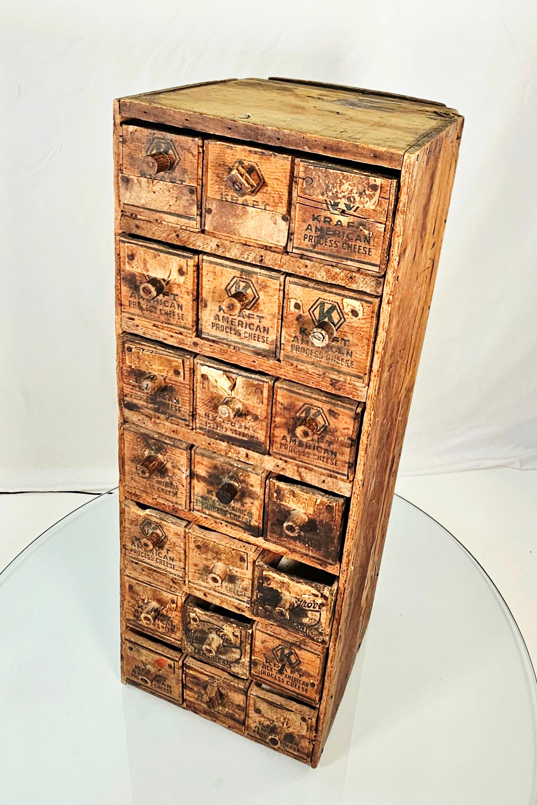 Cabinet d'apothicaire à 21 boîtes des années 1920 en vente 11