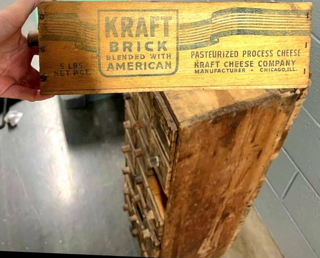 1920er Jahre 21 Box Apothekerschrank (Holz) im Angebot