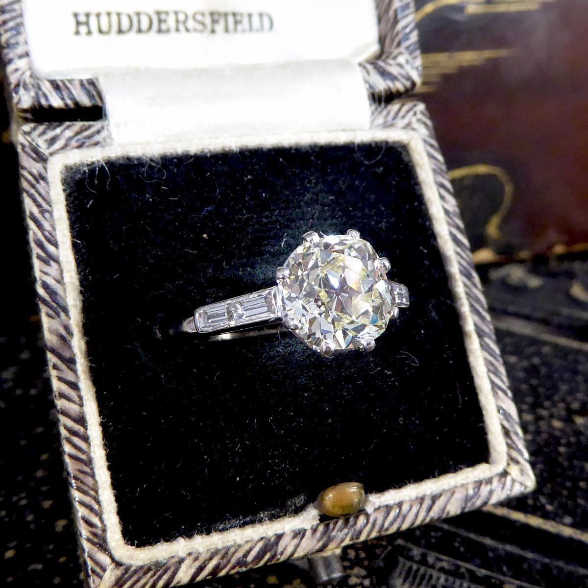 Bague de fiançailles des années 1920 avec diamant coussiné de 2,57ct, taille ancienne, avec épaulements en platine en vente 4