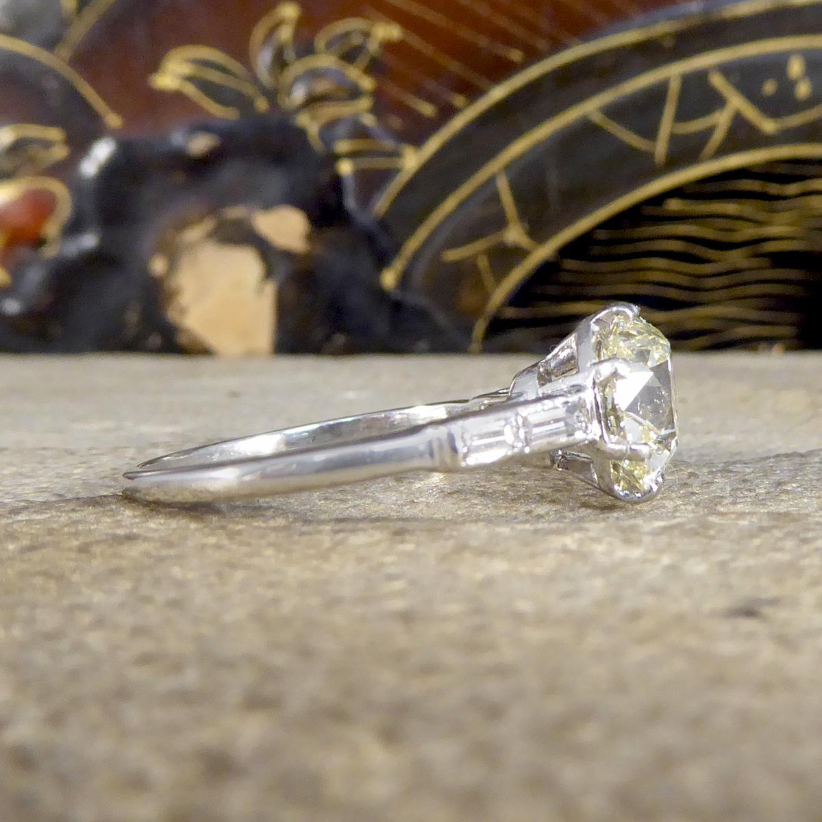 1920er Jahre 2,57ct Cushioned Old Mine Cut Diamant Verlobungsring mit Schultern Plat (Art déco) im Angebot
