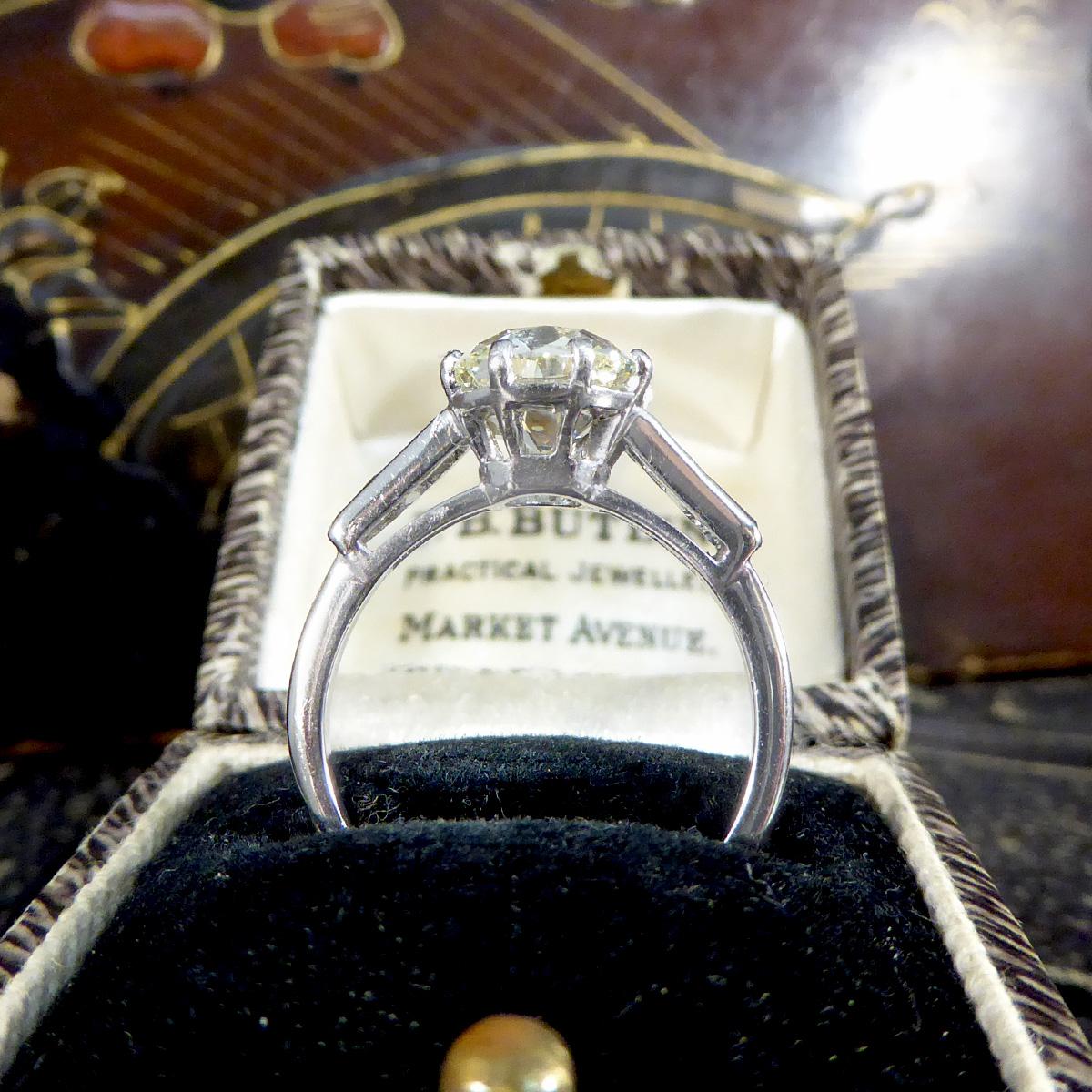 1920s 2.57ct Cushioned Old Mine Cut Diamond Engagement Ring with Shoulders Plat In Good Condition For Sale In Yorkshire, West Yorkshire
