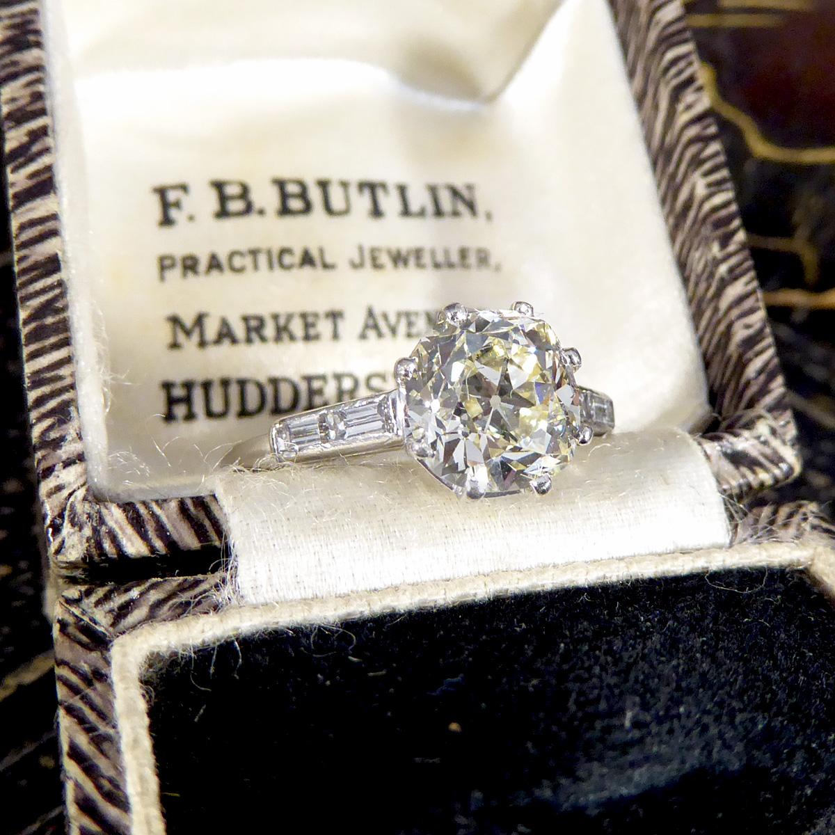 Women's 1920s 2.57ct Cushioned Old Mine Cut Diamond Engagement Ring with Shoulders Plat For Sale