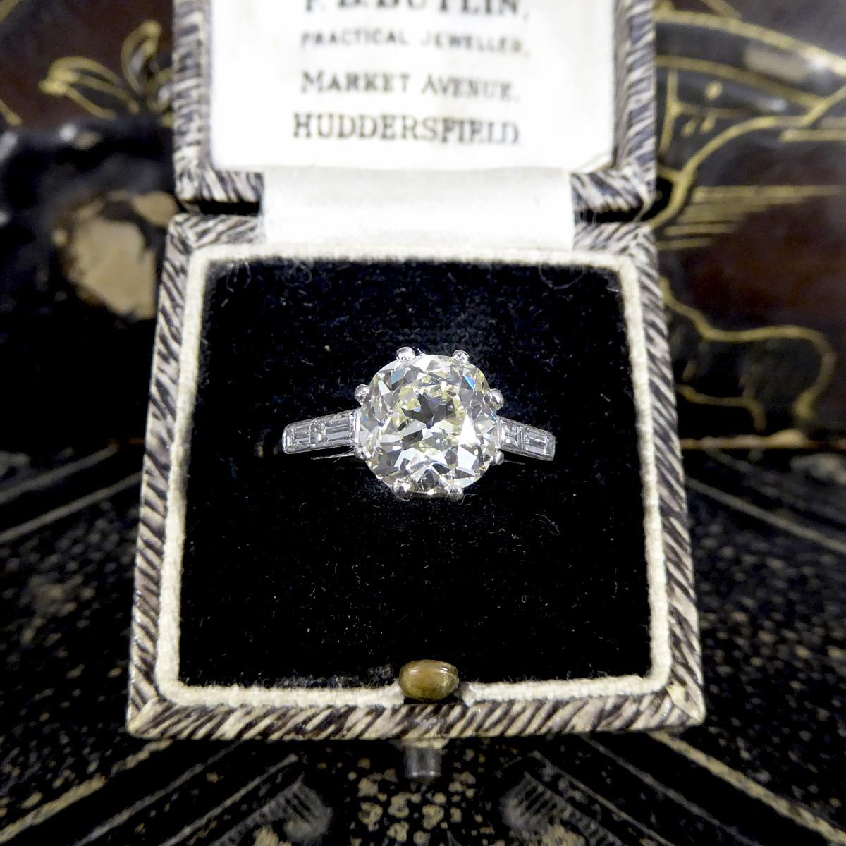 Bague de fiançailles des années 1920 avec diamant coussiné de 2,57ct, taille ancienne, avec épaulements en platine en vente 3