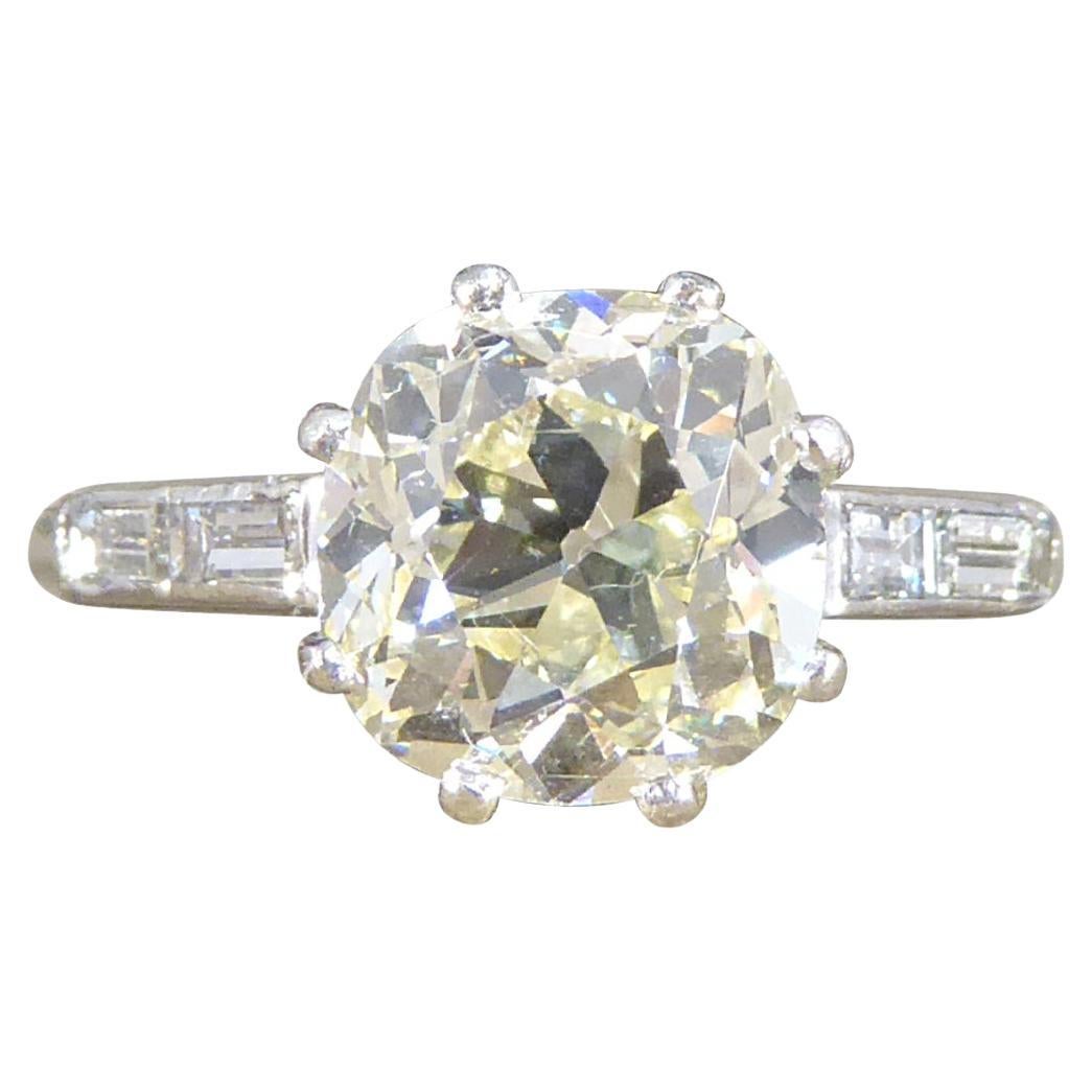 Bague de fiançailles des années 1920 avec diamant coussiné de 2,57ct, taille ancienne, avec épaulements en platine en vente