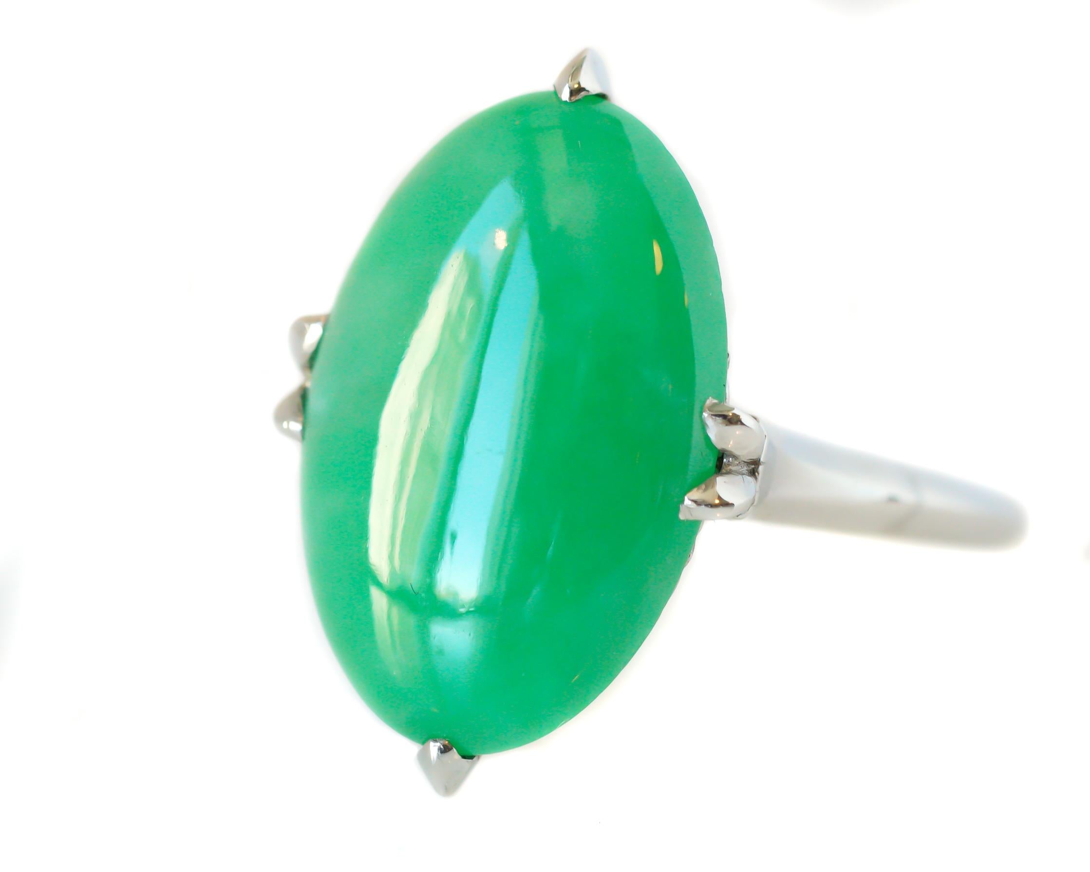 Taille ovale Bague en jade 3 carats des années 1920 en platine et or blanc 18 carats