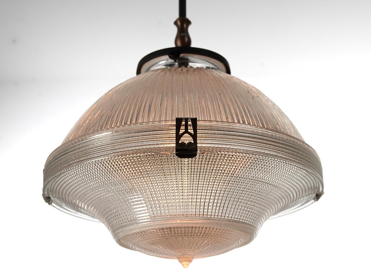 Il s'agit de l'un des premiers exemples d'Holophane français avec les clips décoratifs et le couvercle de verre inférieur. Ce modèle a été fabriqué en deux tailles et celui-ci a le plus grand diamètre (12 pouces).