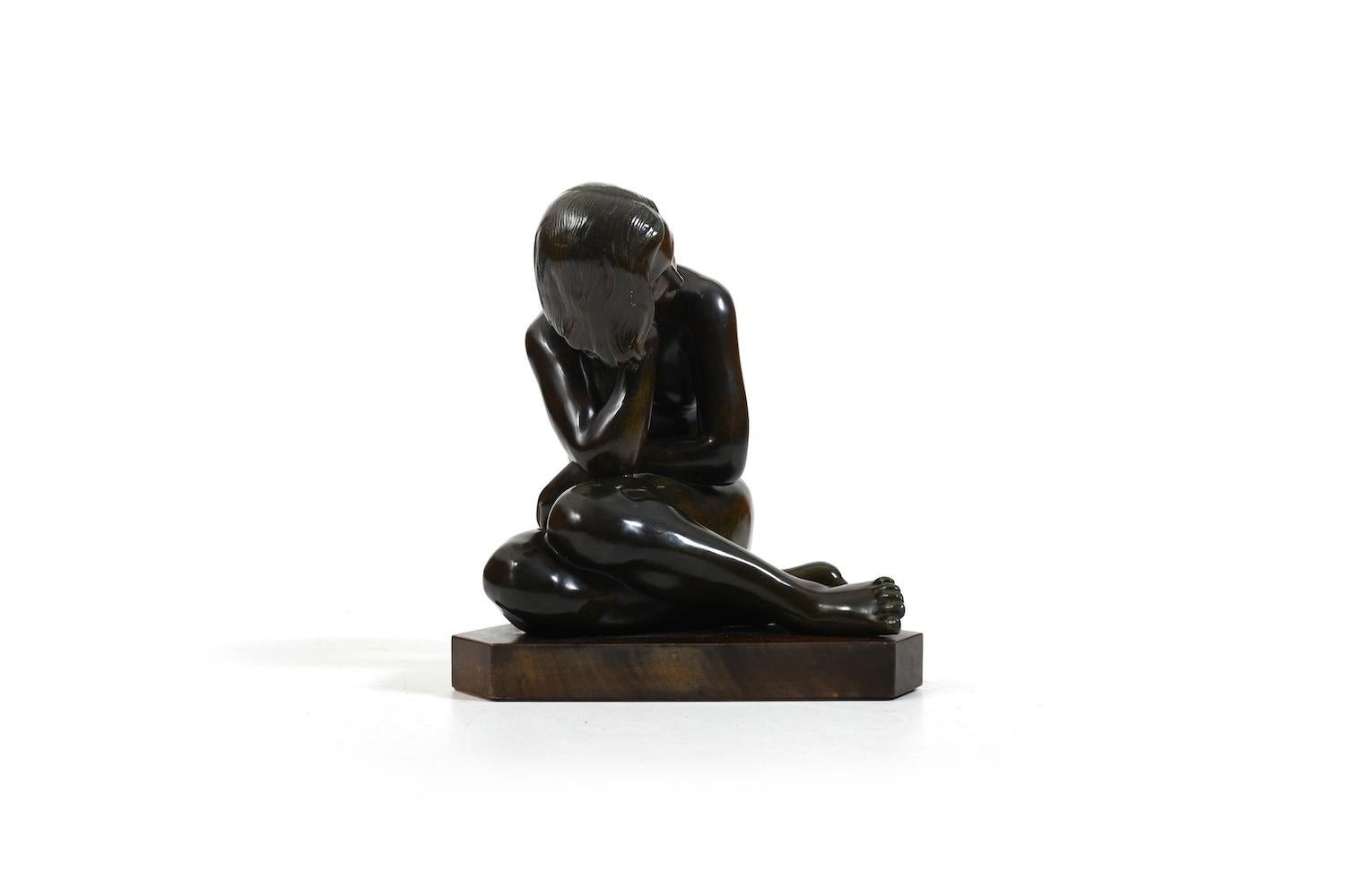 1920er/30er Jahre Just Andersen, sitzende nackte Frau. Dunkel patinierte Bronze/Disko-Metall auf Sockel. Sehr schöne Arbeit. Entworfen und signiert von Asta Lilbæk. Nr. D1744