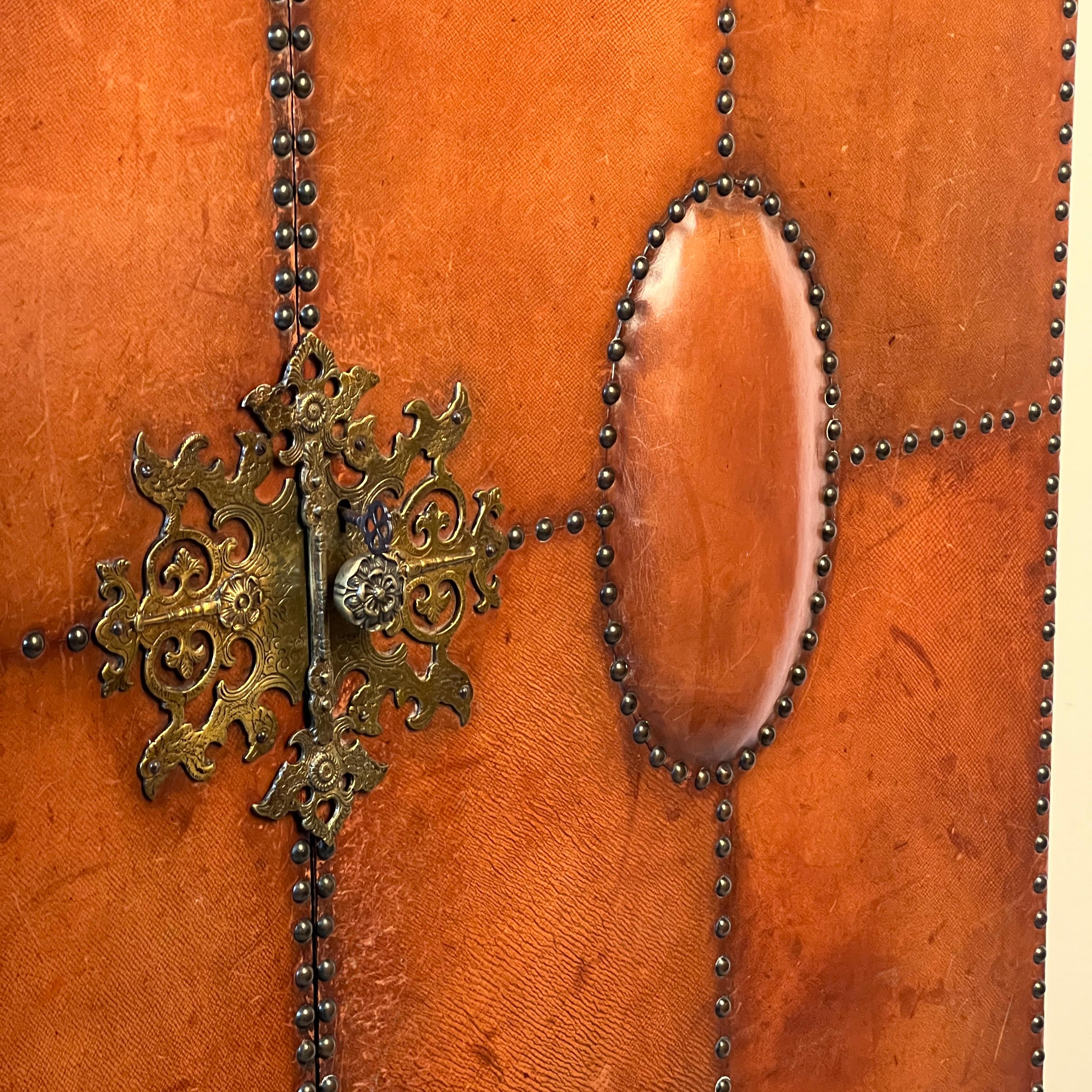 1920S–30S Spanish Leather Wardrobe With Studwork And Brass Lock en venta 4