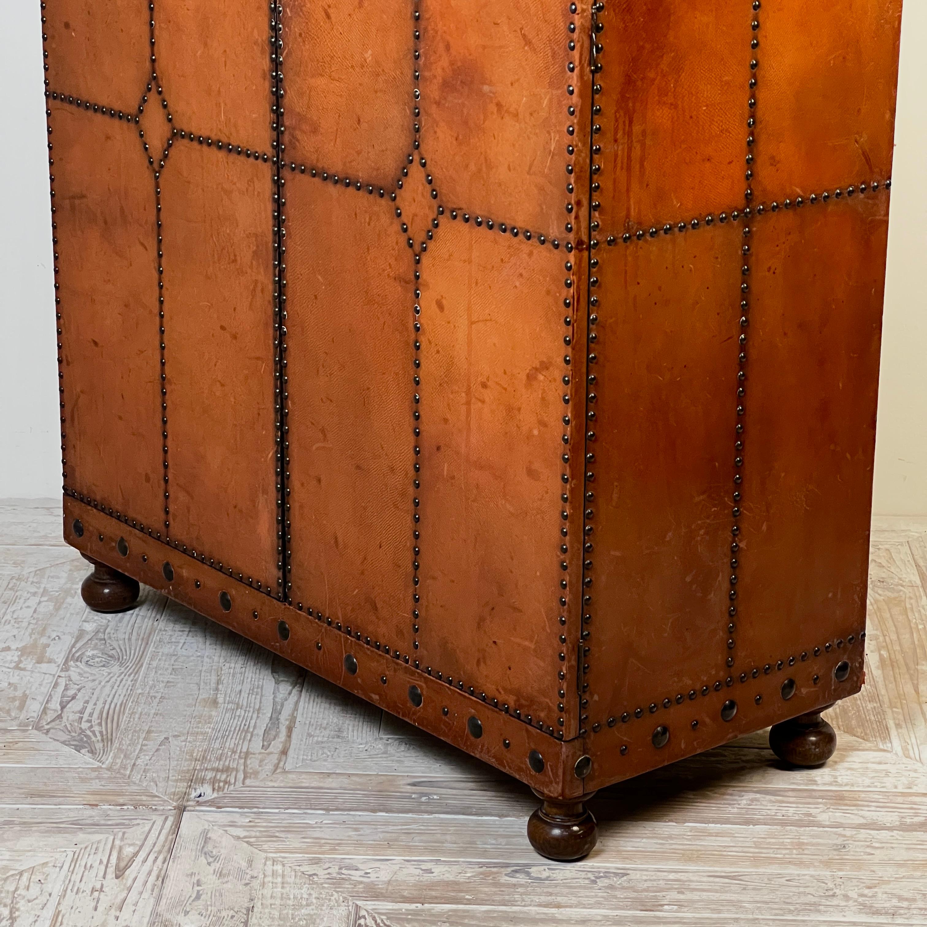 1920S–30S Spanish Leather Wardrobe With Studwork And Brass Lock en venta 5