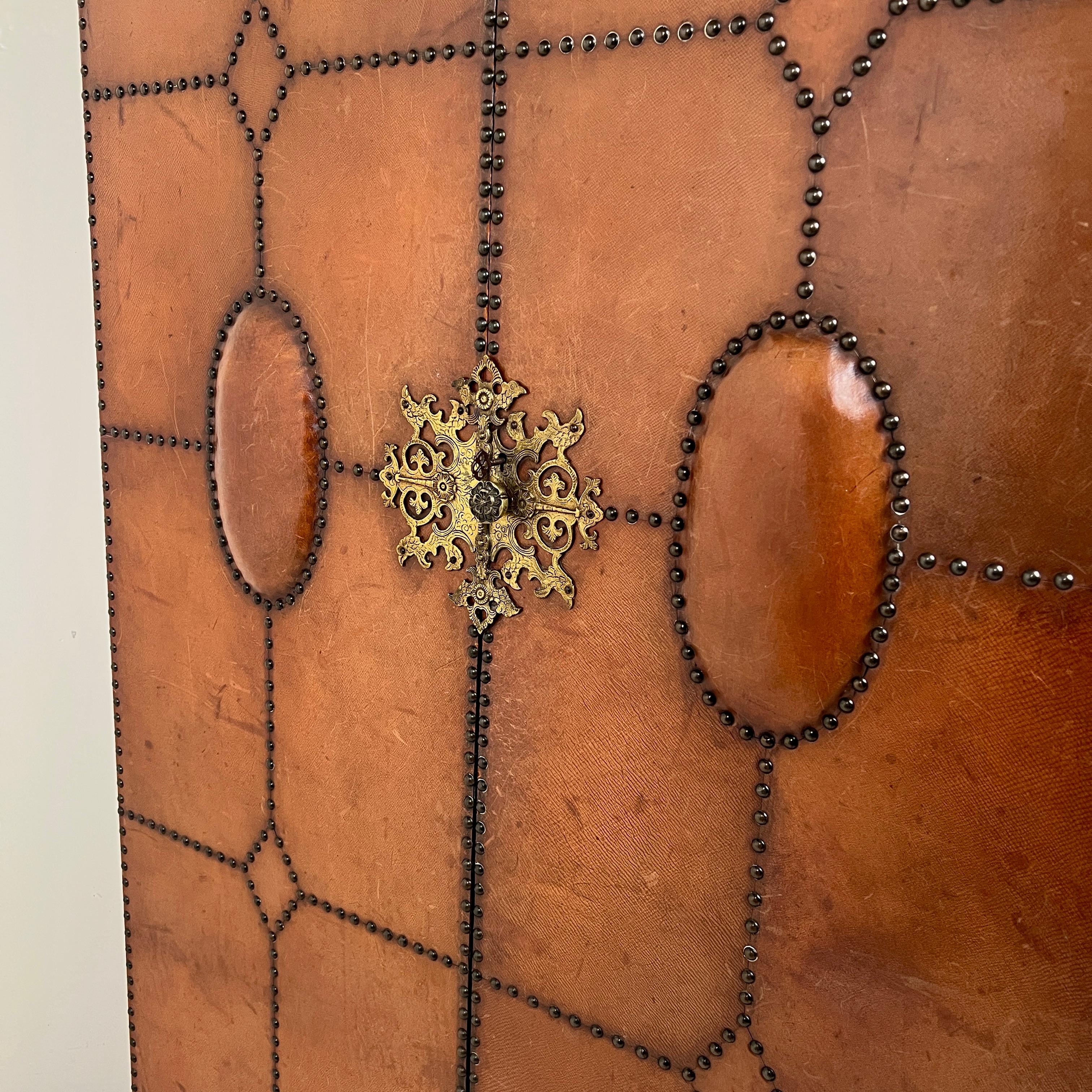 1920S–30S Spanish Leather Wardrobe With Studwork And Brass Lock en venta 6