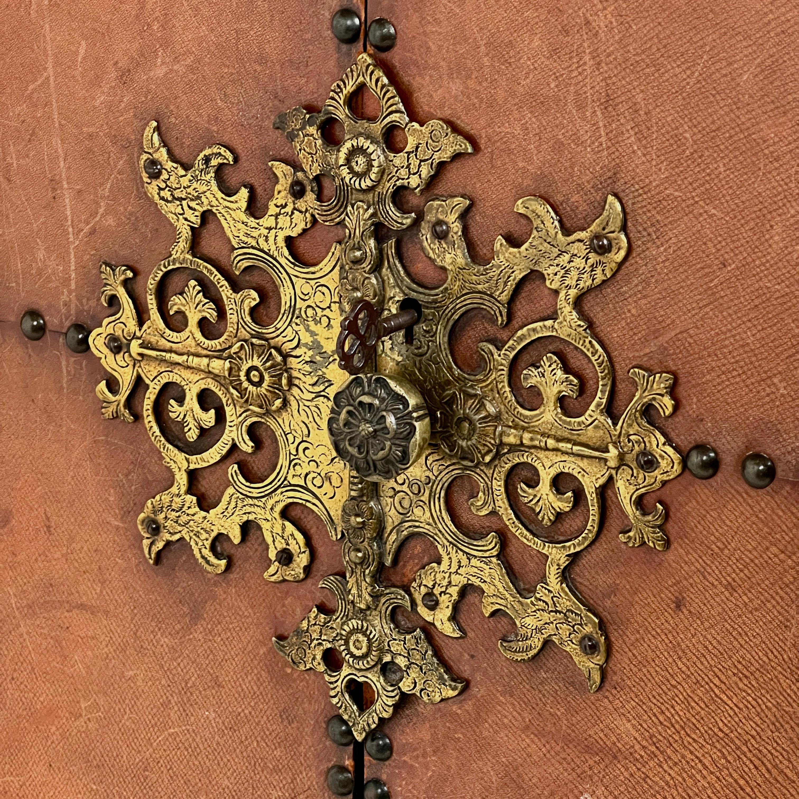 1920S–30S Spanish Leather Wardrobe With Studwork And Brass Lock en venta 7