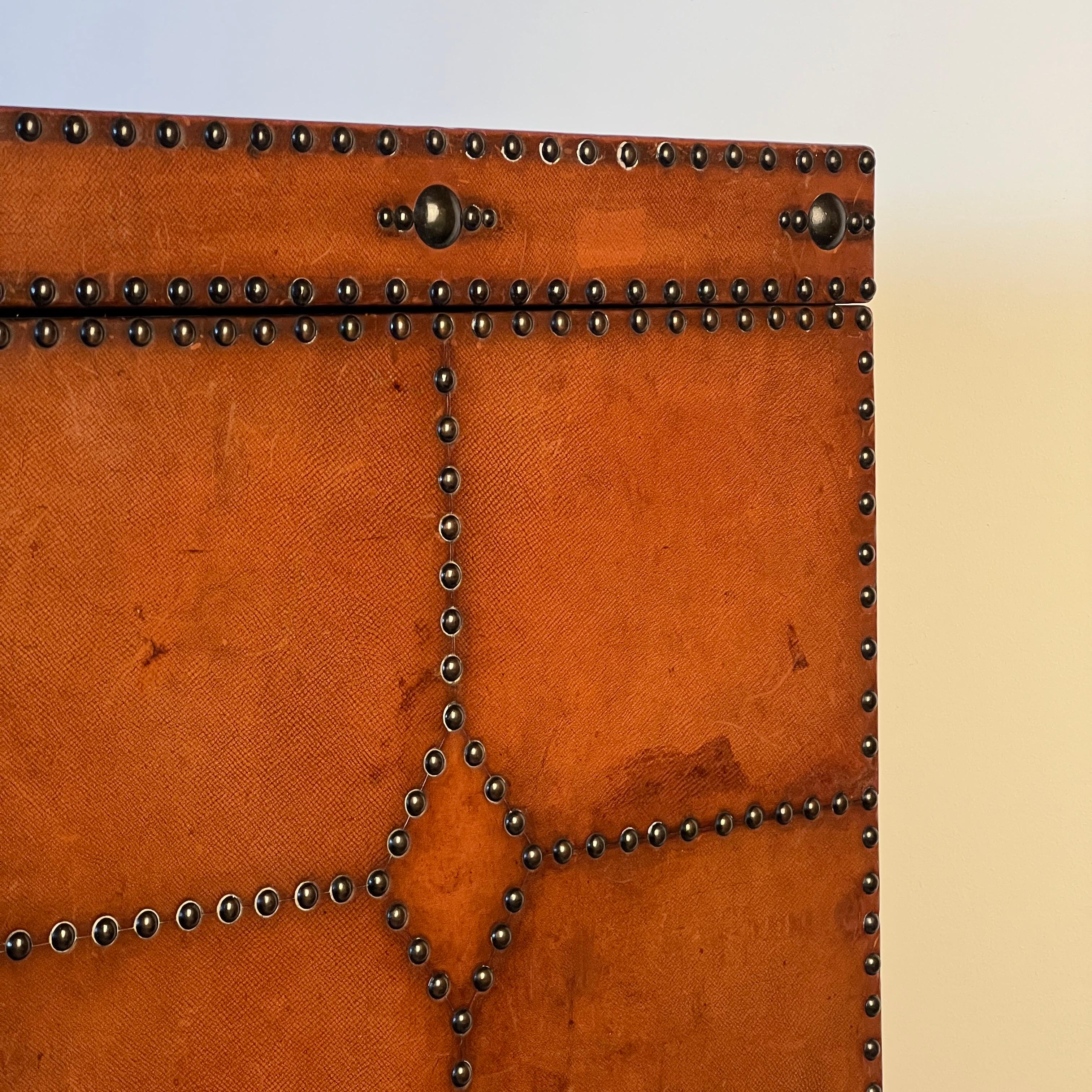 1920S–30S Spanish Leather Wardrobe With Studwork And Brass Lock en venta 8