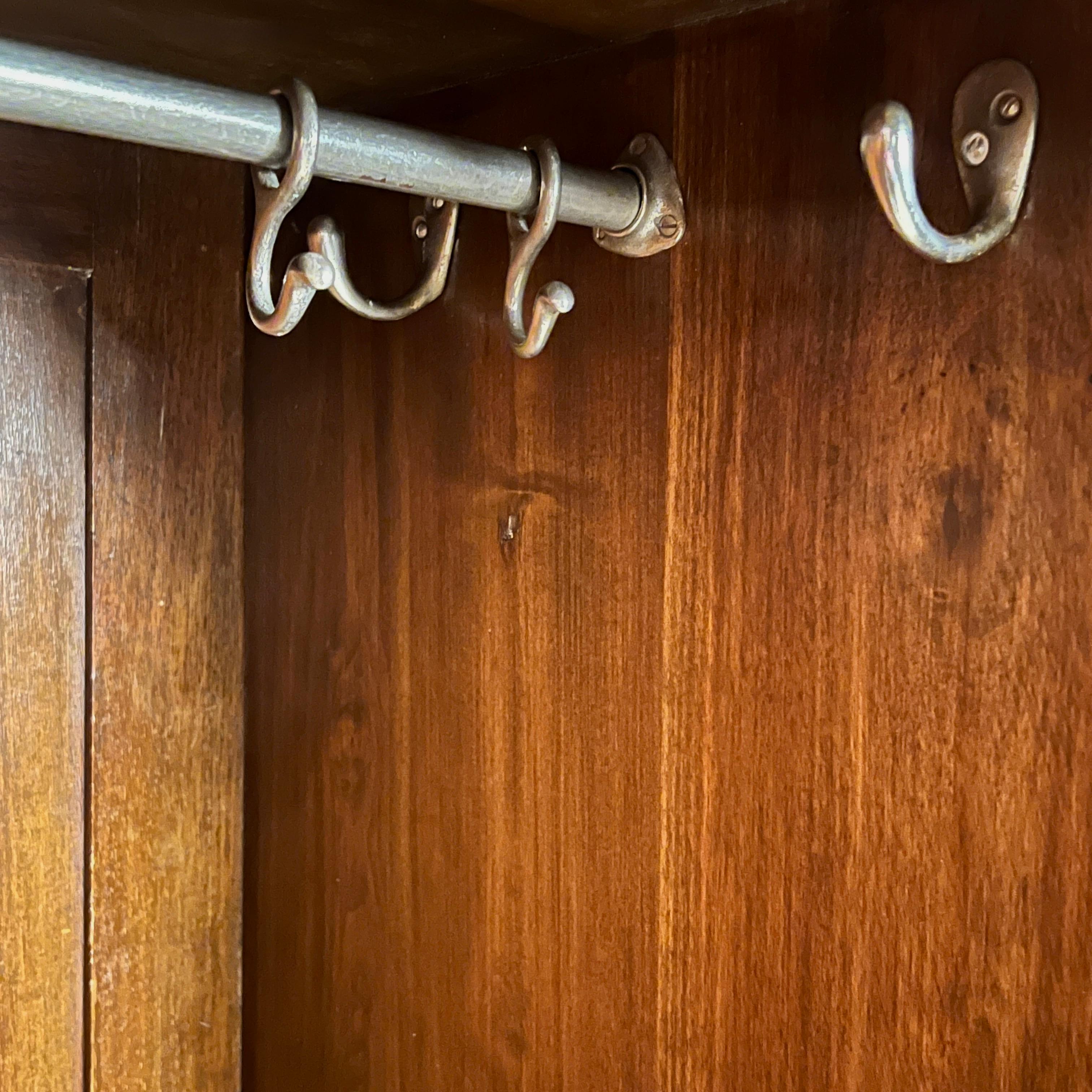 1920S–30S Spanish Leather Wardrobe With Studwork And Brass Lock en venta 9