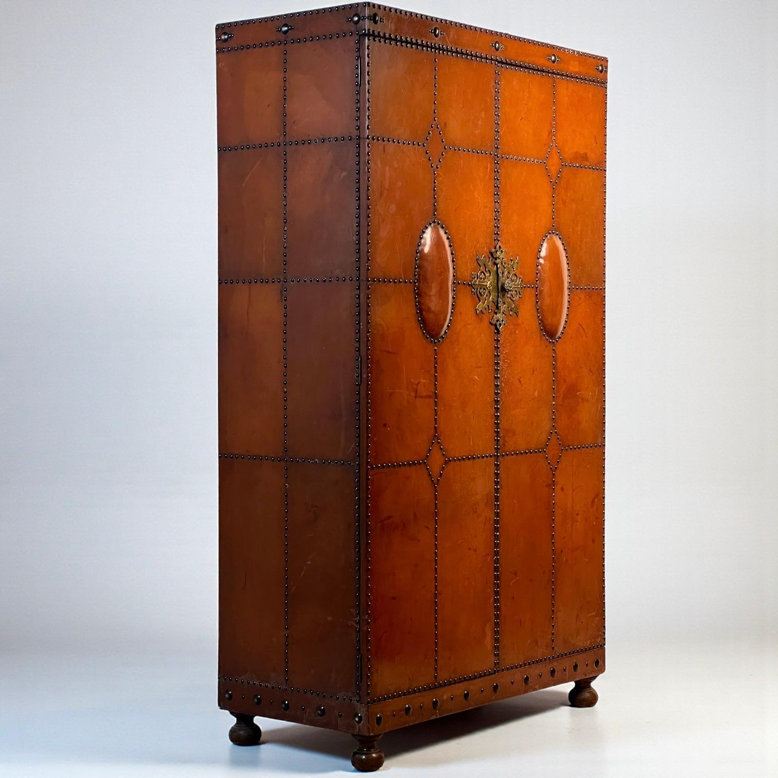 1920S–30S Spanish Leather Wardrobe With Studwork And Brass Lock en venta 10