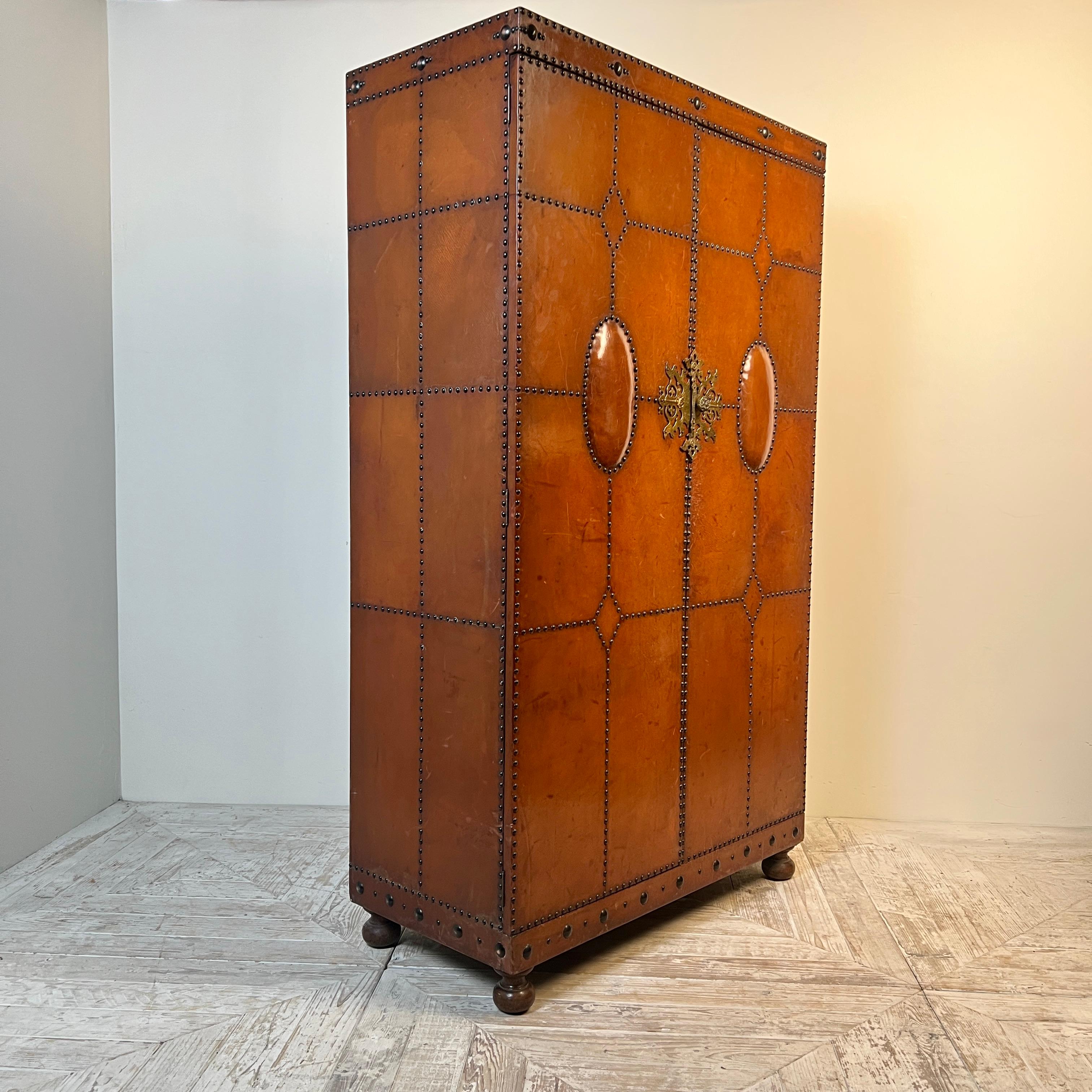 1920S–30S Spanish Leather Wardrobe With Studwork And Brass Lock Español en venta