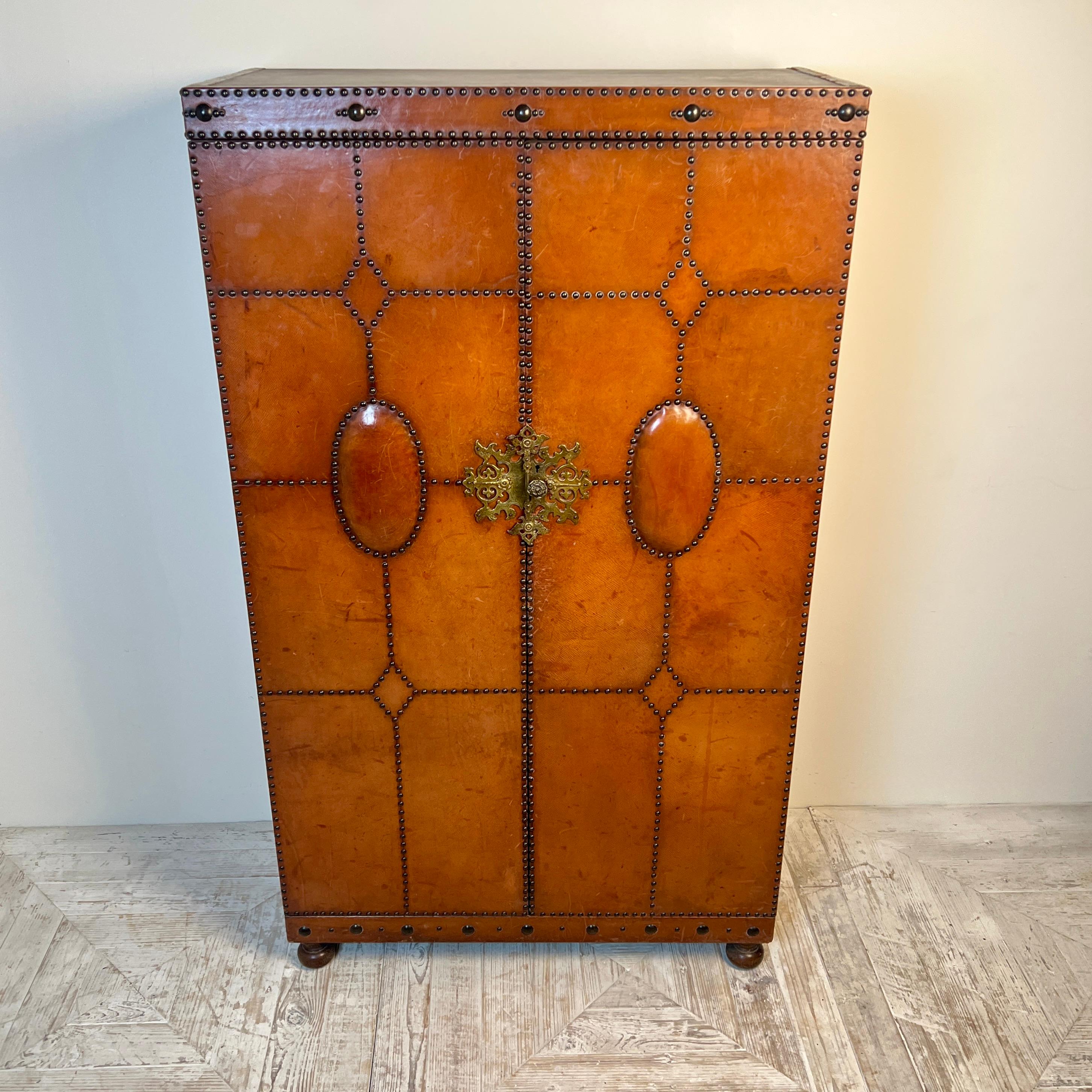 1920S–30S Spanish Leather Wardrobe With Studwork And Brass Lock en Bueno estado para la venta en London, GB