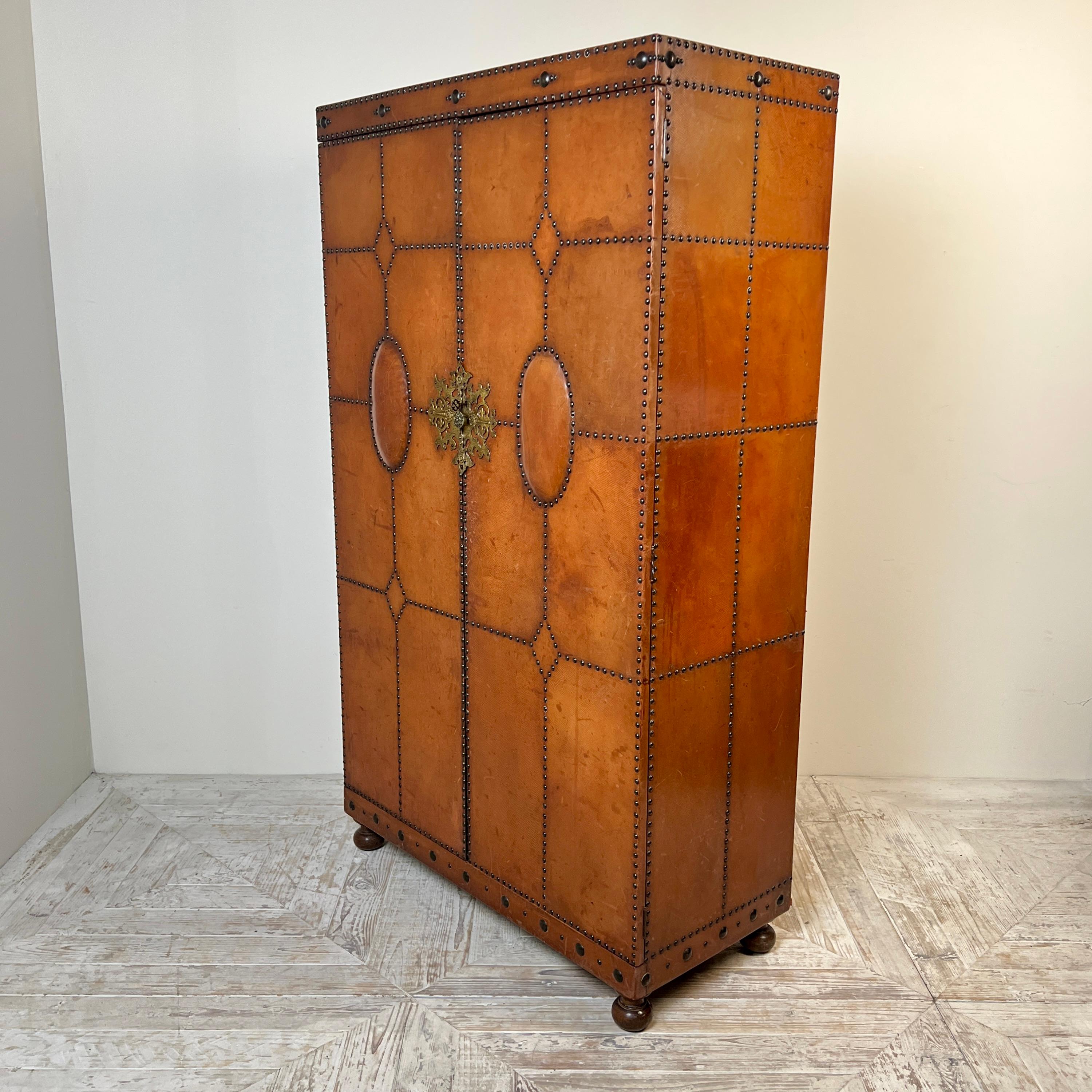 1920S–30S Spanish Leather Wardrobe With Studwork And Brass Lock siglo XX en venta