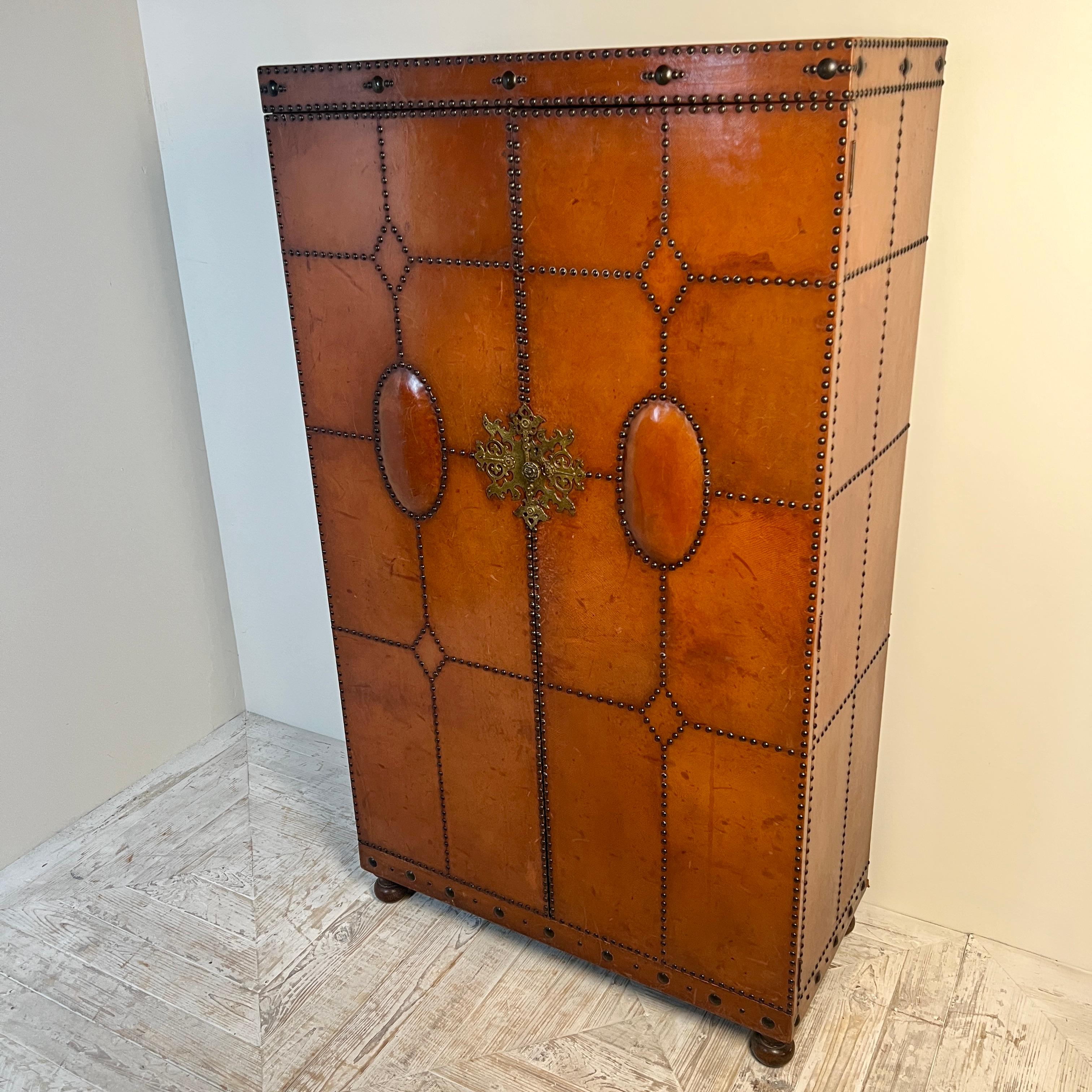 1920S–30S Spanish Leather Wardrobe With Studwork And Brass Lock Latón en venta