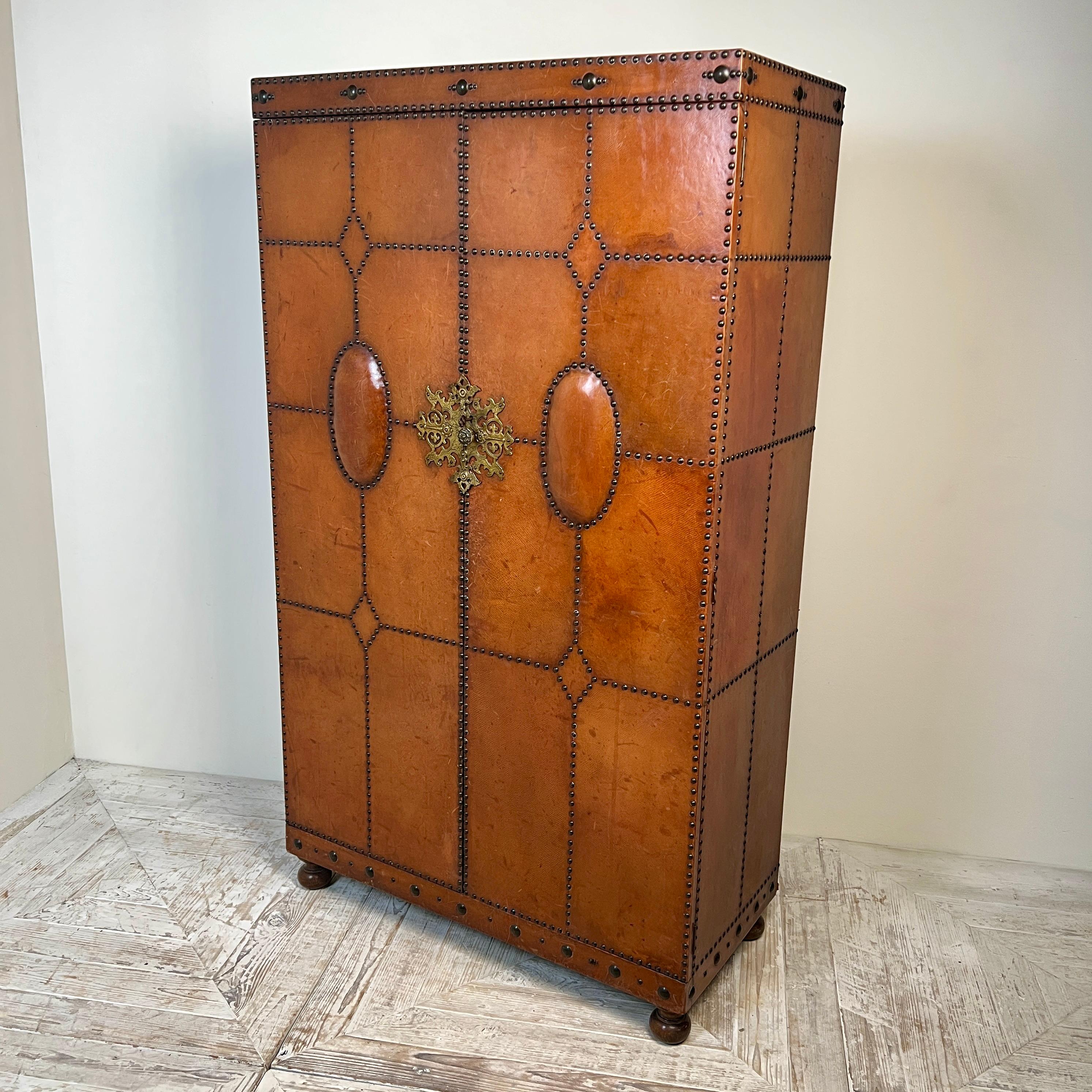 1920S–30S Spanish Leather Wardrobe With Studwork And Brass Lock en venta 1