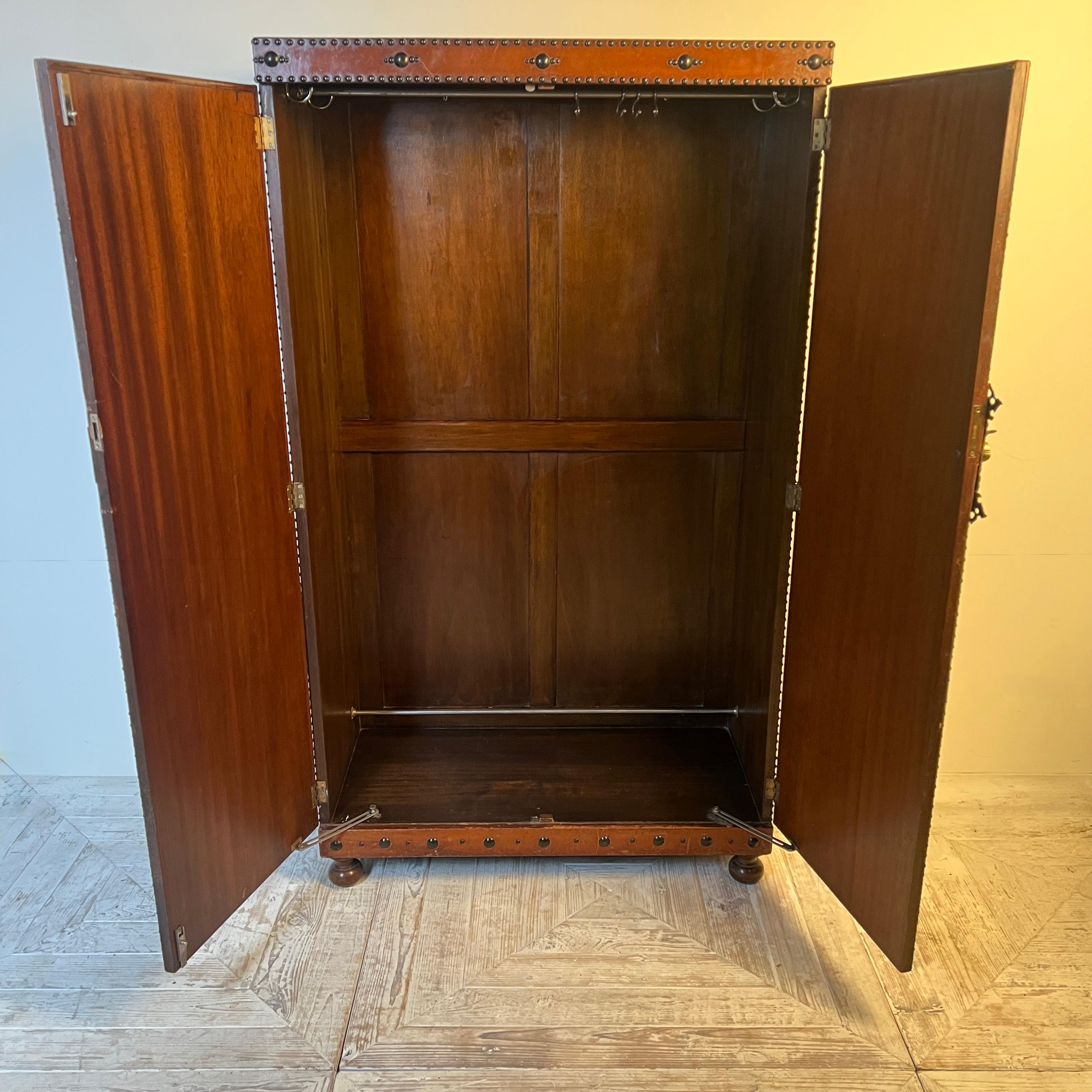 1920S–30S Spanish Leather Wardrobe With Studwork And Brass Lock en venta 2