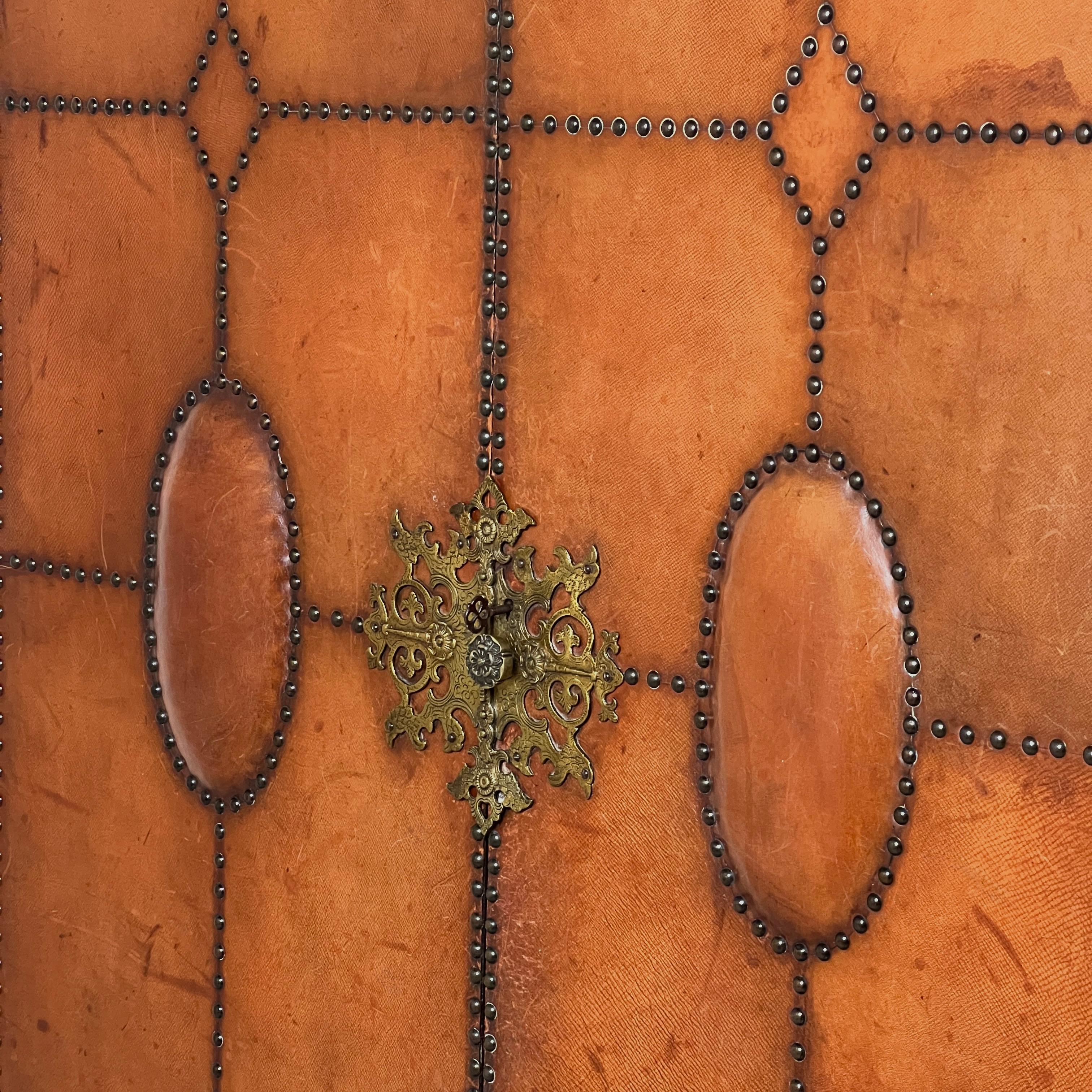 1920S–30S Spanish Leather Wardrobe With Studwork And Brass Lock en venta 3