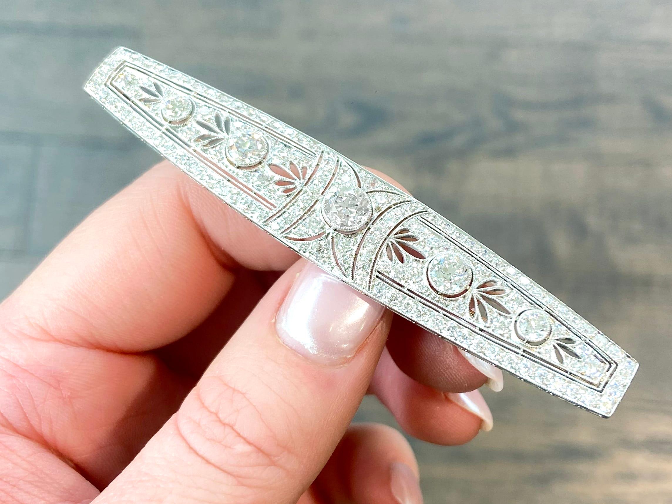 1920s 5.73Ct Diamond and Platinum Bar Brooch Art Deco For Sale 11