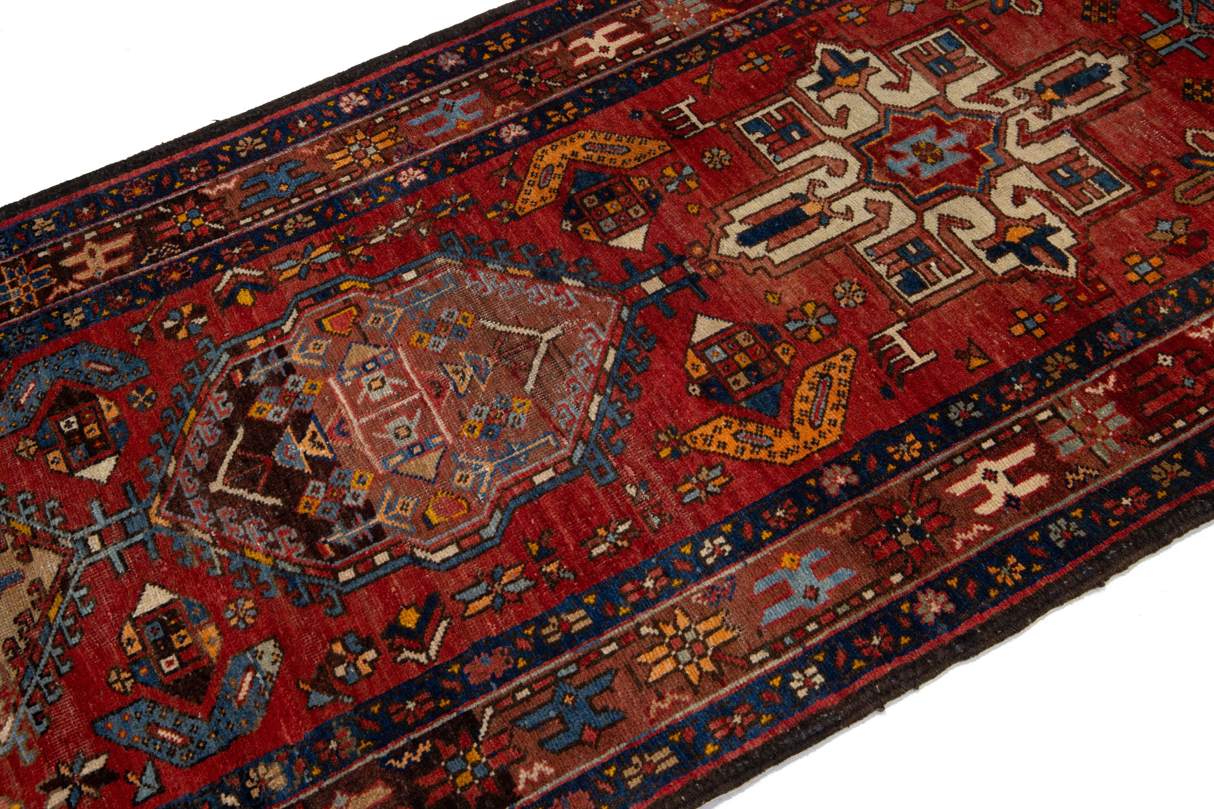 Persiano Runner in lana lunga Heriz antico con design amplesso degli anni '20 in rosso in vendita
