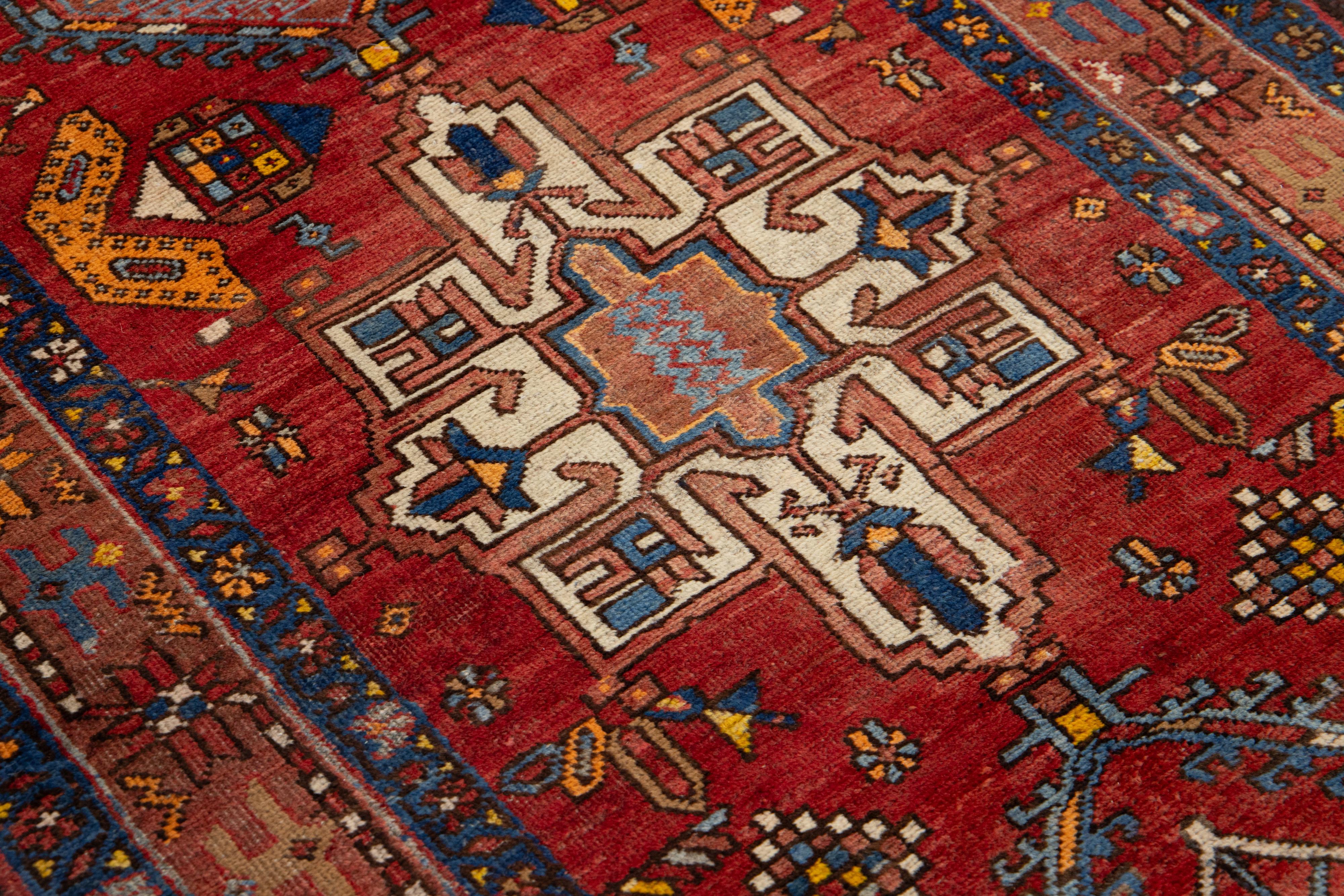 Lana Runner in lana lunga Heriz antico con design amplesso degli anni '20 in rosso in vendita