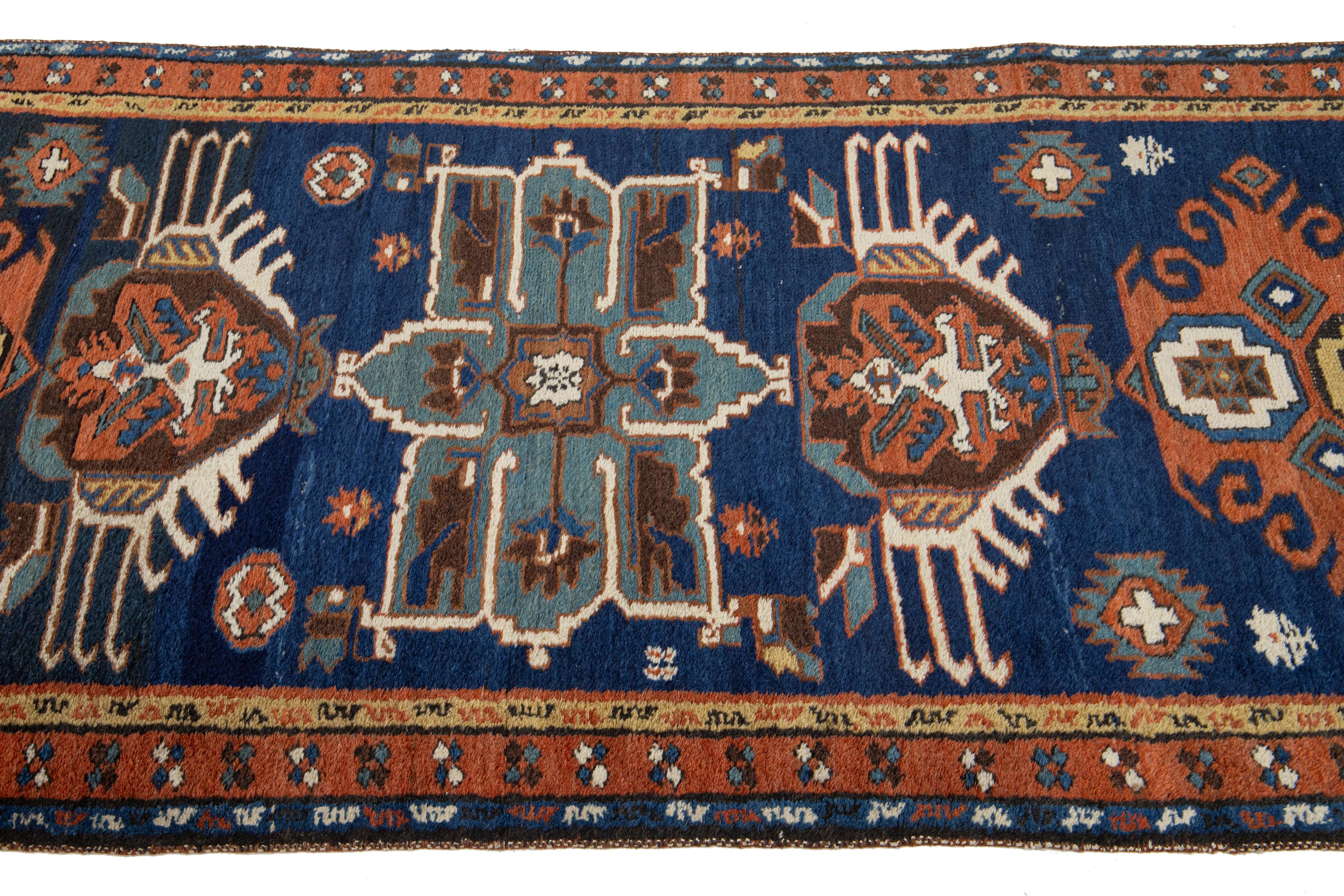 Allover entworfener antiker Heriz-Woll-Läufer in Marineblau, 1920er Jahre im Zustand „Hervorragend“ im Angebot in Norwalk, CT