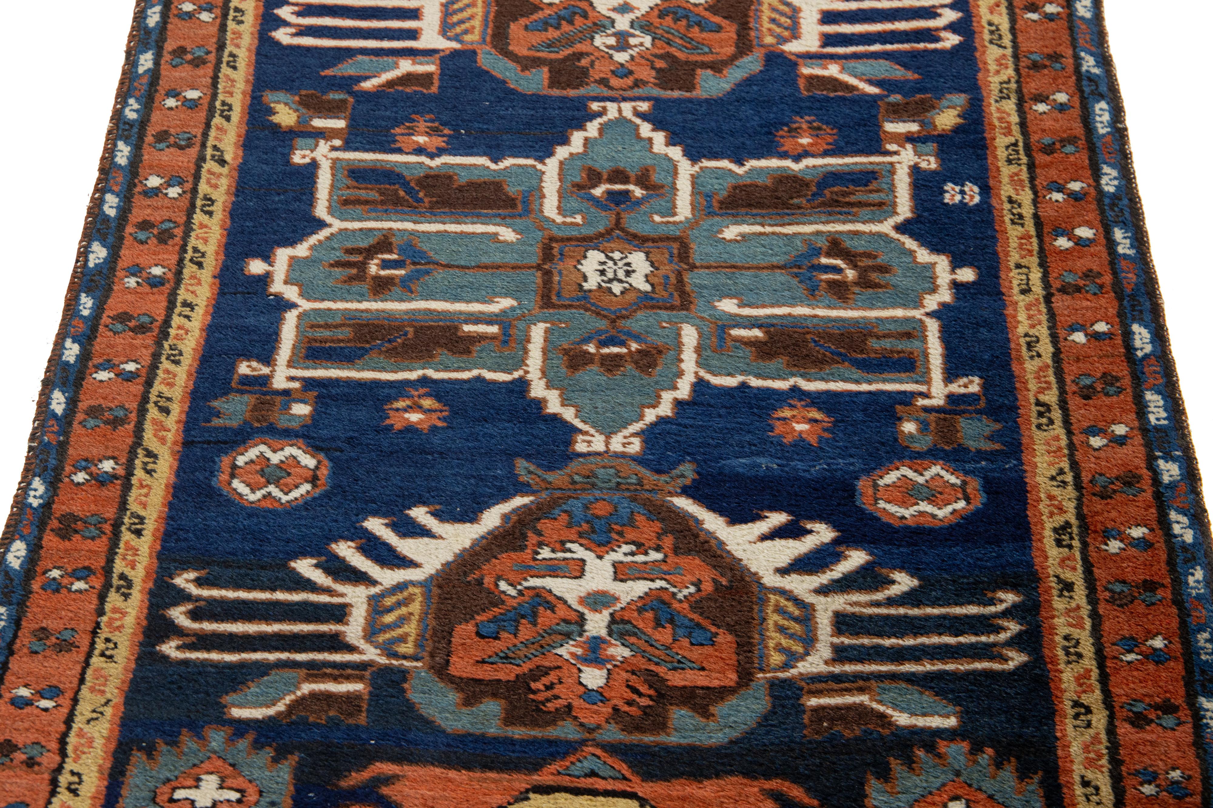 Allover entworfener antiker Heriz-Woll-Läufer in Marineblau, 1920er Jahre (Wolle) im Angebot