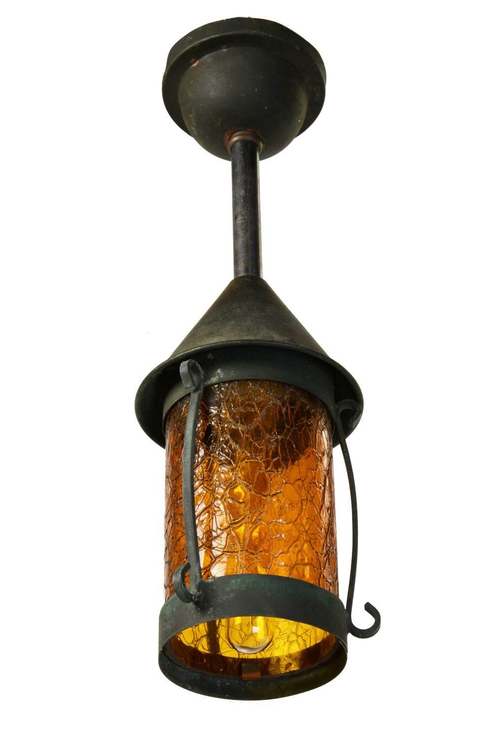 Atemberaubender Anhänger aus bernsteinfarbenem Craquelé-Glas mit wirbelnden Details,

um 1920
Zustand: Gut
Ausführung: Original
Herkunftsland: USA
Eine mittlere Steckdose

Maße: 14.5