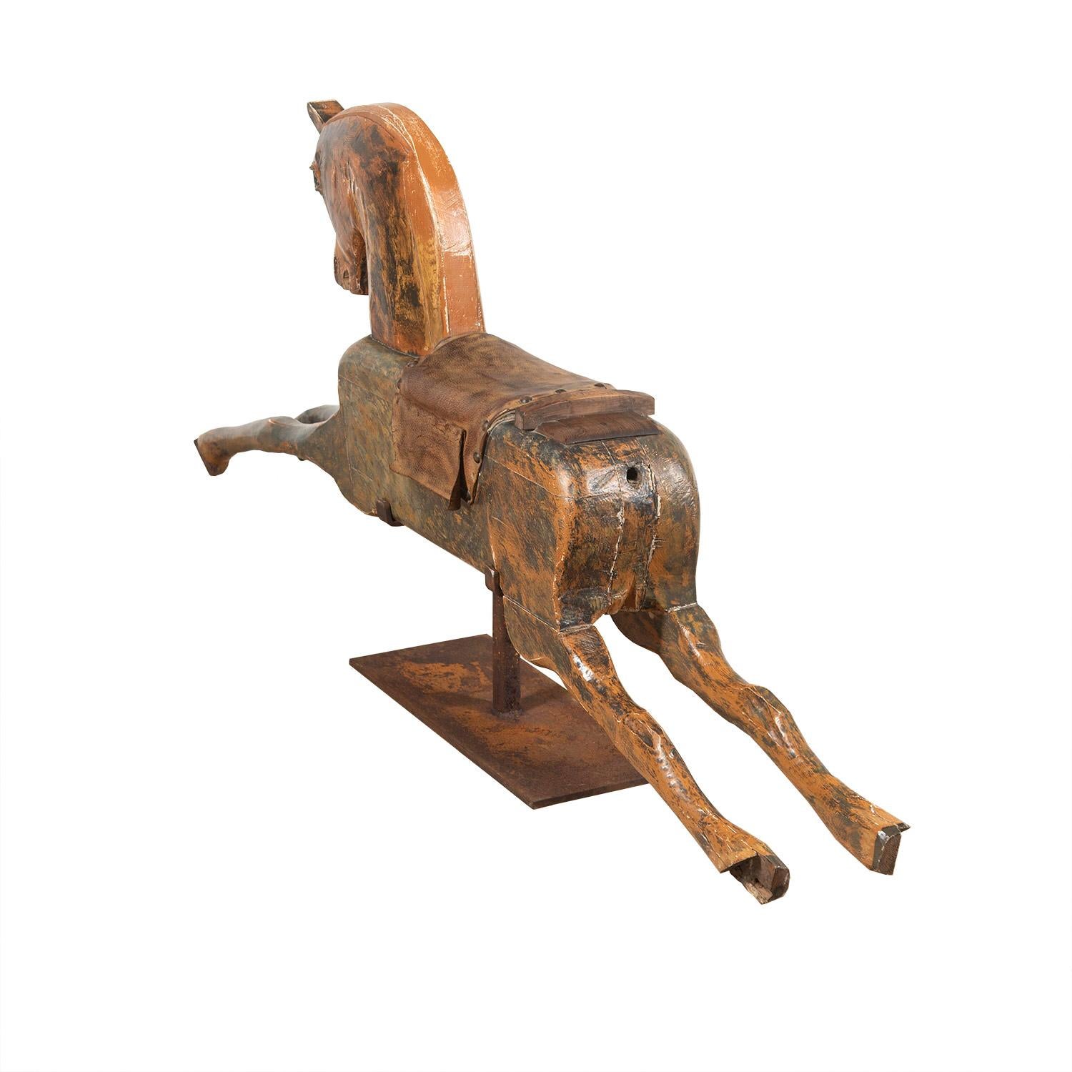 Cheval de carrousel américain décoratif en bois sculpté des années 1920, dans sa peinture d'origine. Repose sur un support fabriqué ultérieurement.