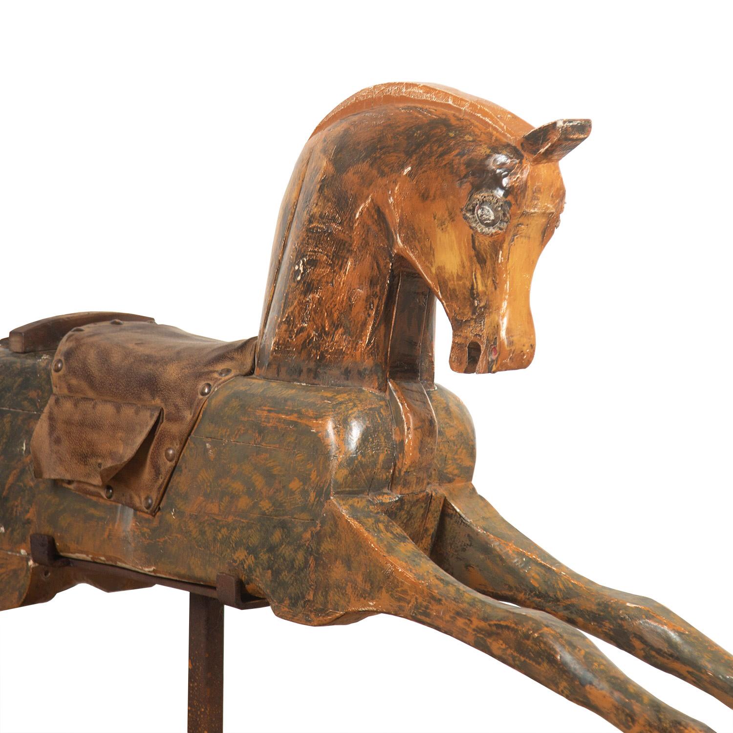 Sculpté Cheval de manège américain des années 1920 en vente