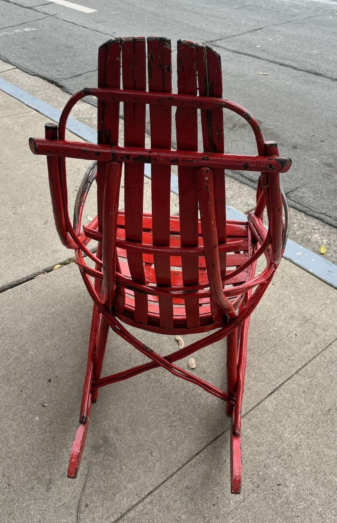 1920er Amish Rot bemalter Schaukelstuhl (Adirondack) im Angebot