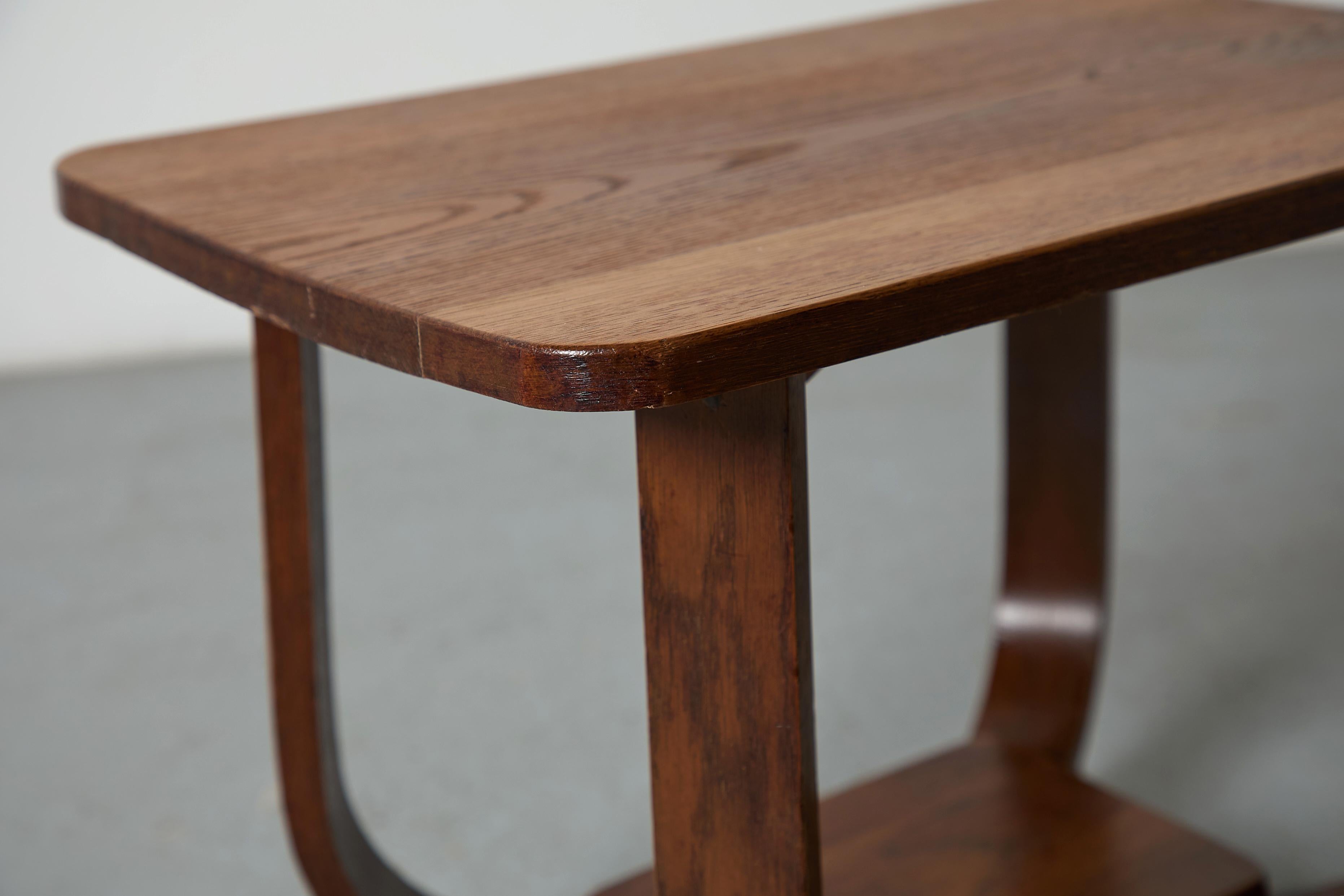 1920s Escuela Amsterdam Art Decó Mesa auxiliar de dos patas de roble oscuro con patas dobladas en venta 3