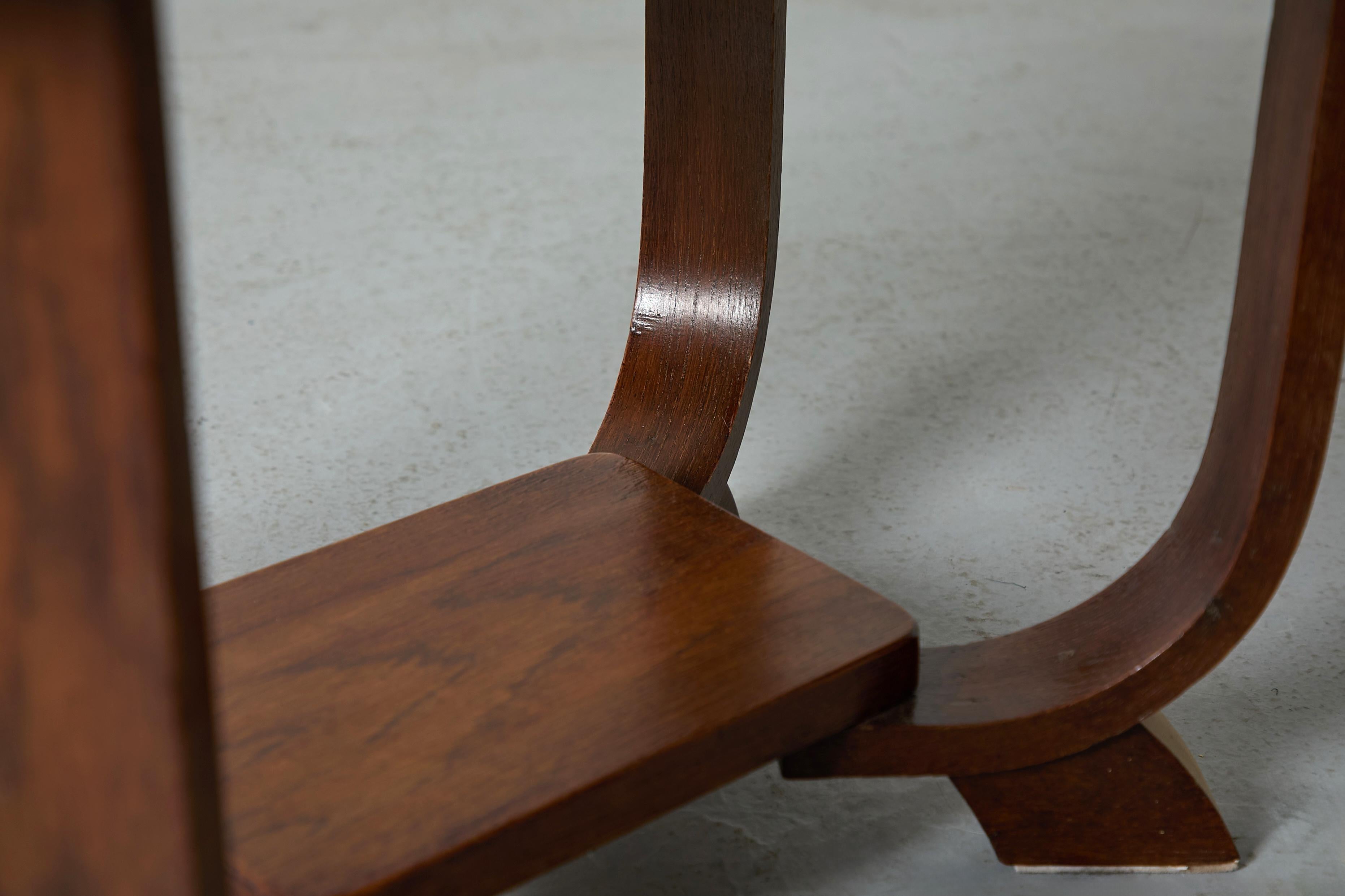 1920s Escuela Amsterdam Art Decó Mesa auxiliar de dos patas de roble oscuro con patas dobladas en venta 4