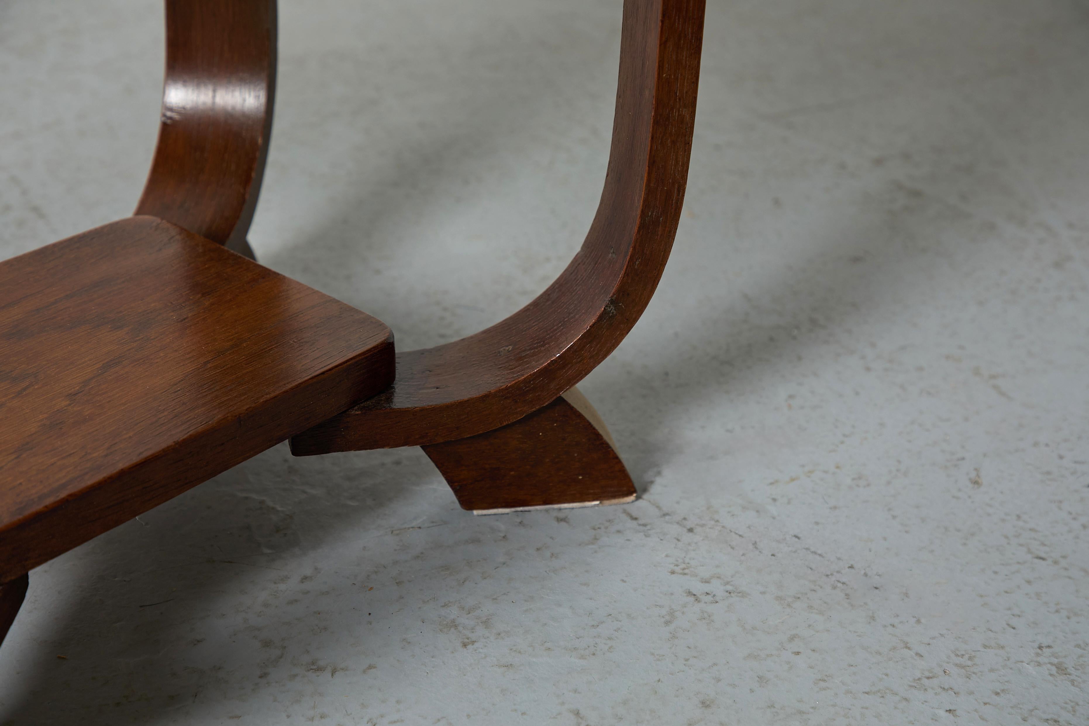 1920s Escuela Amsterdam Art Decó Mesa auxiliar de dos patas de roble oscuro con patas dobladas en venta 5